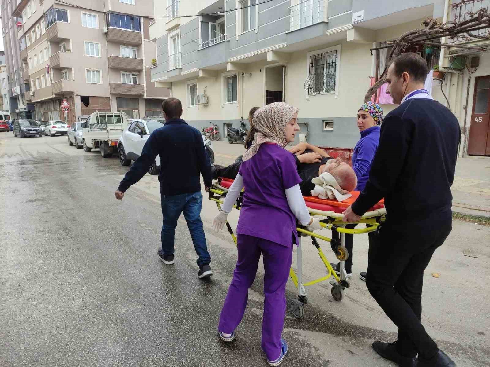 Bursa’da zeytin budarken ağaçtan düşen adam yaralandı 