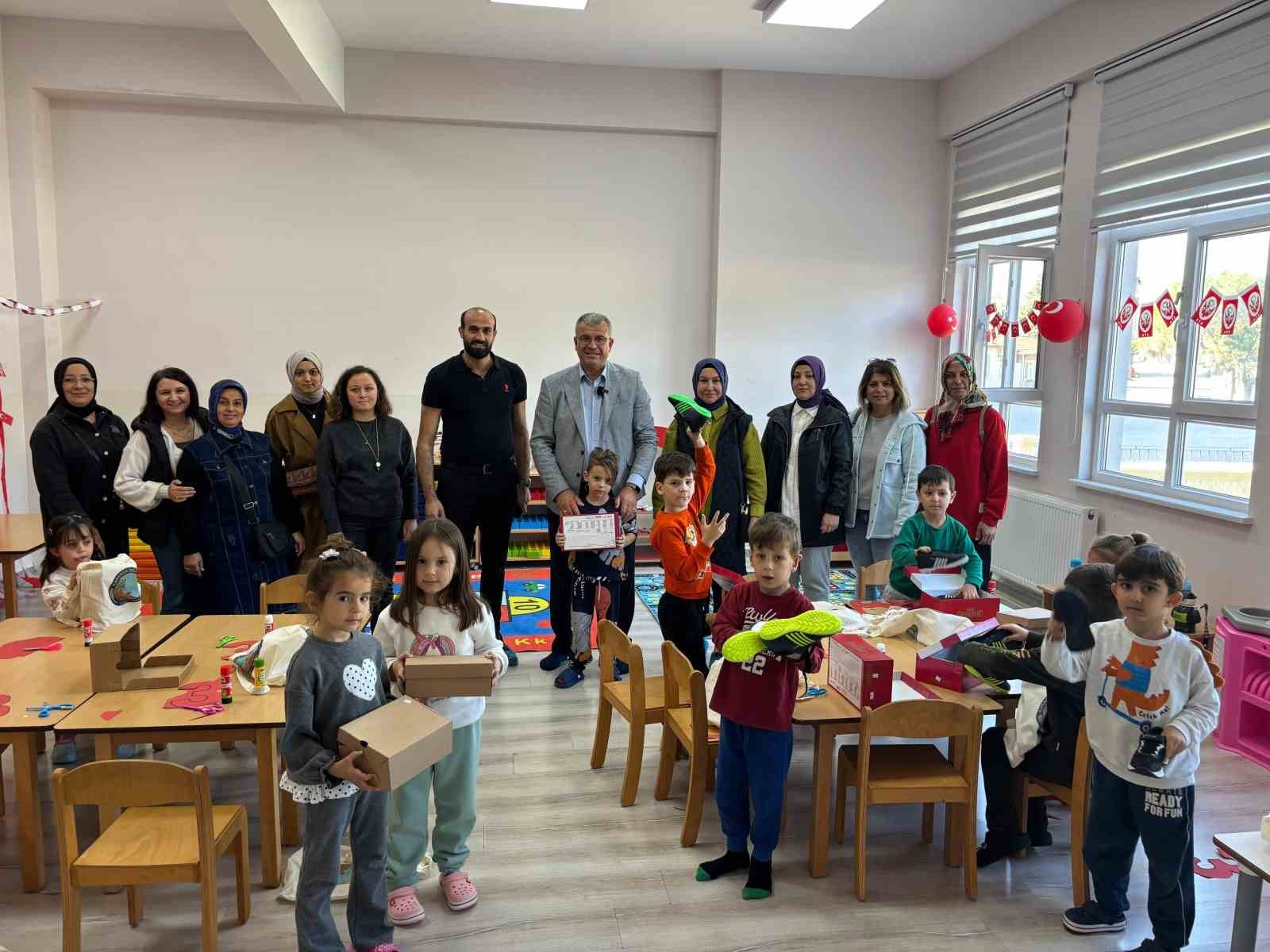 Başkan Elbi sözünü tuttu, Karabiga’daki tüm çocuklara ayakkabı hediye edildi