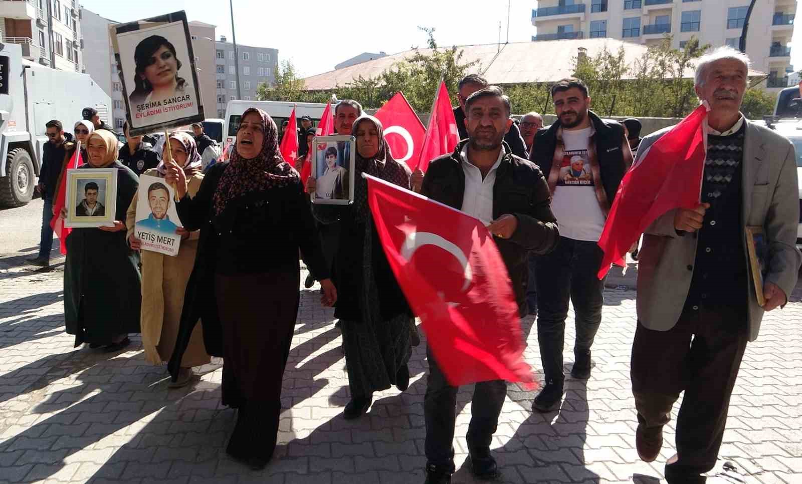 DEM, anneleri evlat nöbetinden vazgeçirmek için şarkı çalıyor