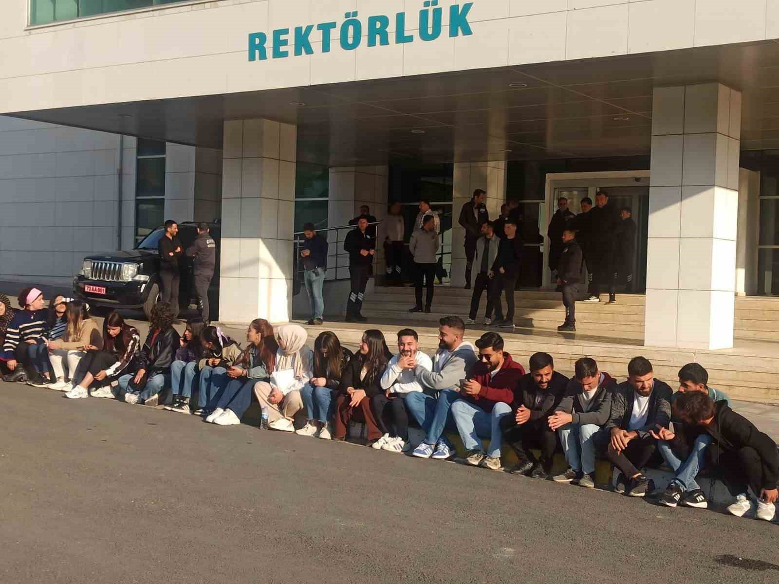 Şırnak Üniversitesi’nde öğrencilerden 