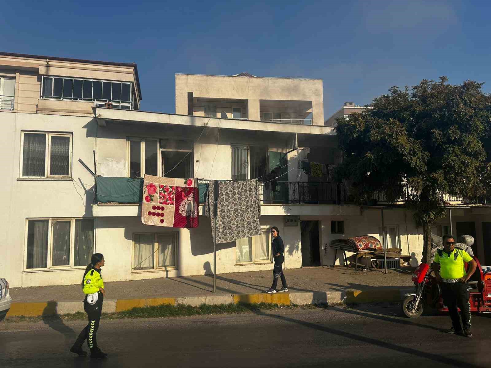 Trafik polisleri yangının büyümesini önledi