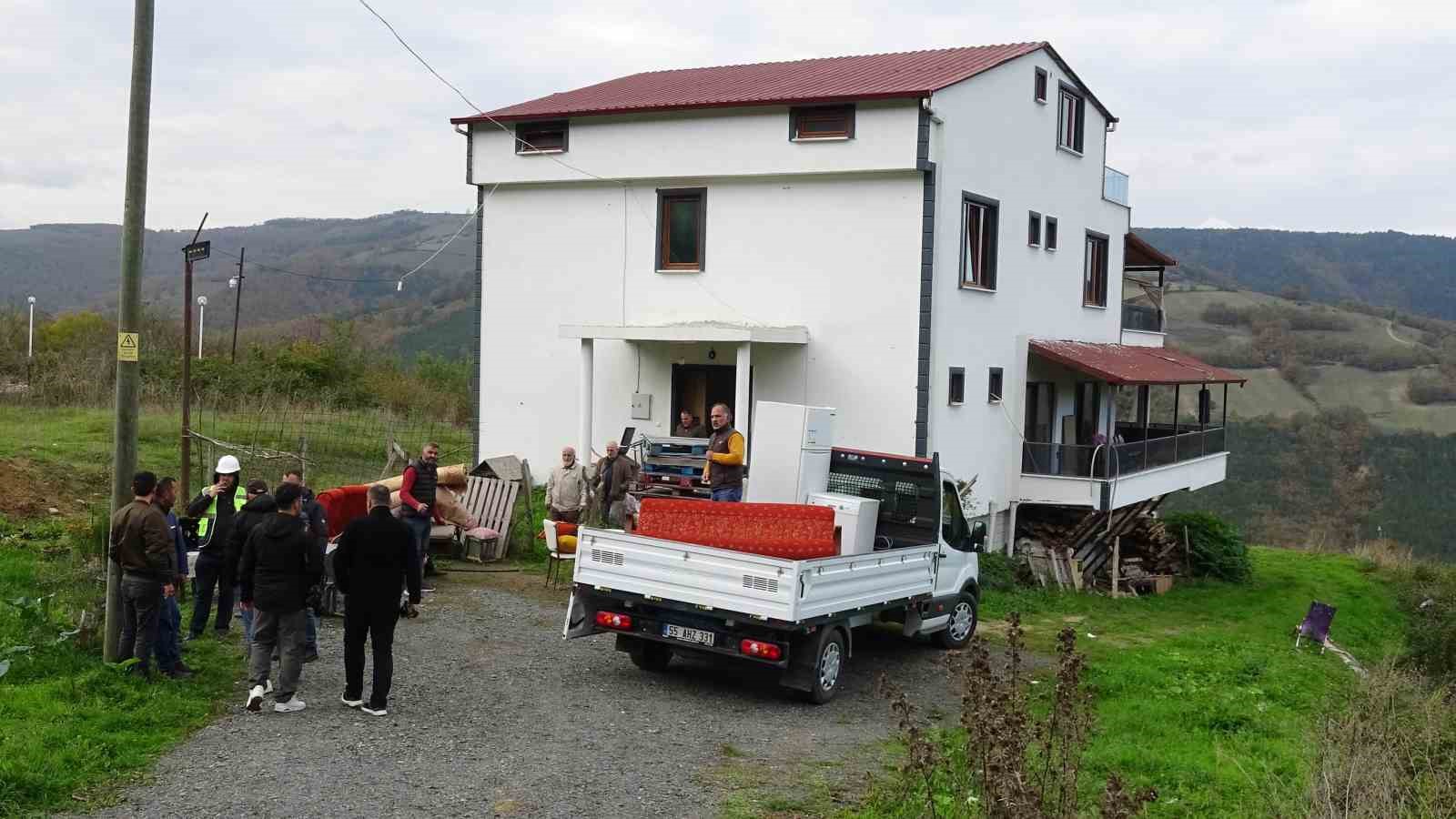 Kaçak villaya yıkım kararı: Eşyalar tahliye edilmeye başlandı