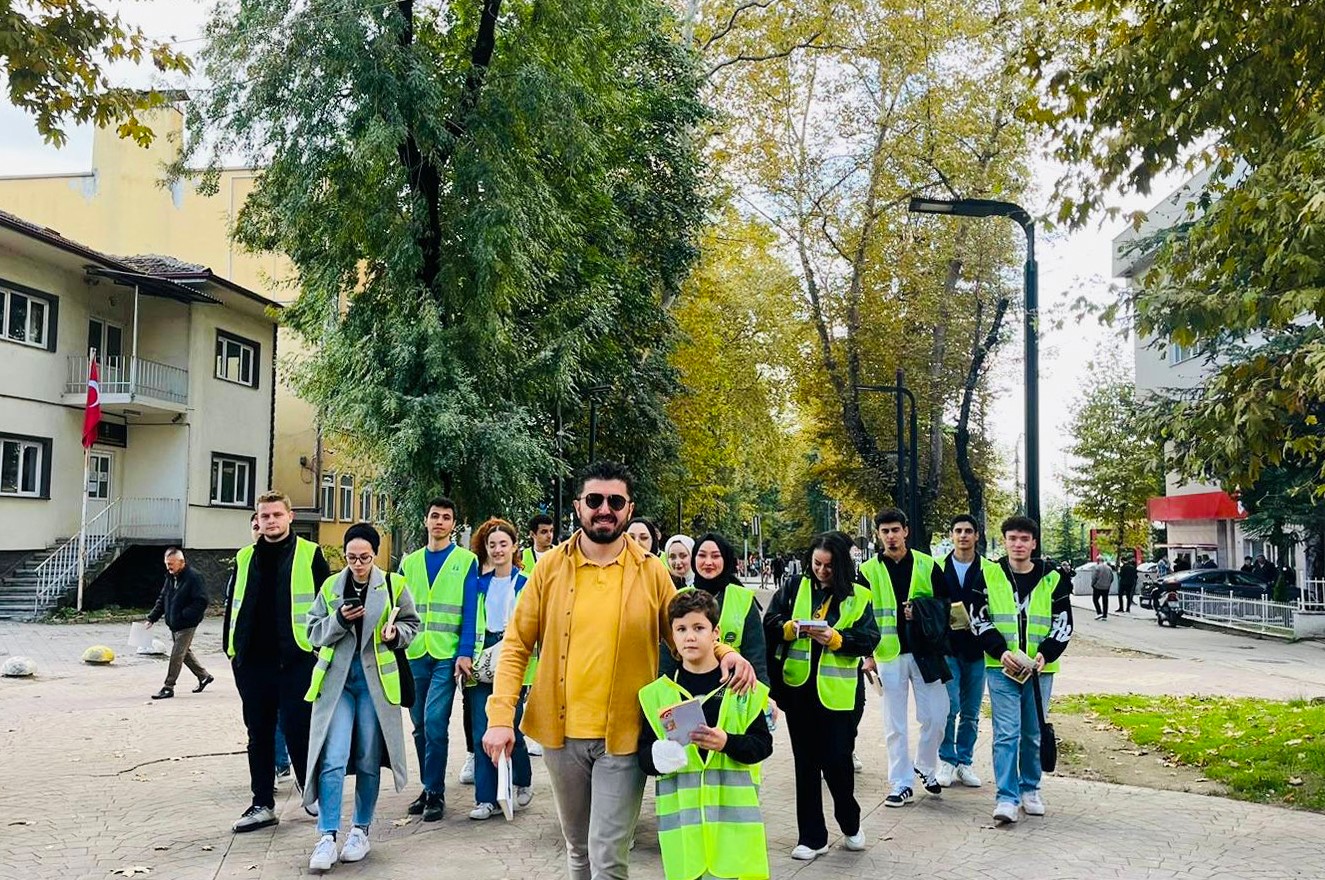 Hendek Meydanı’nda kitap okuma etkinliği