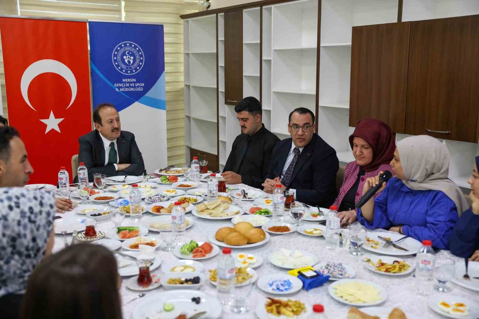 Vali Pehlivan yurt binasını inceledi, öğrencilerle bir araya geldi