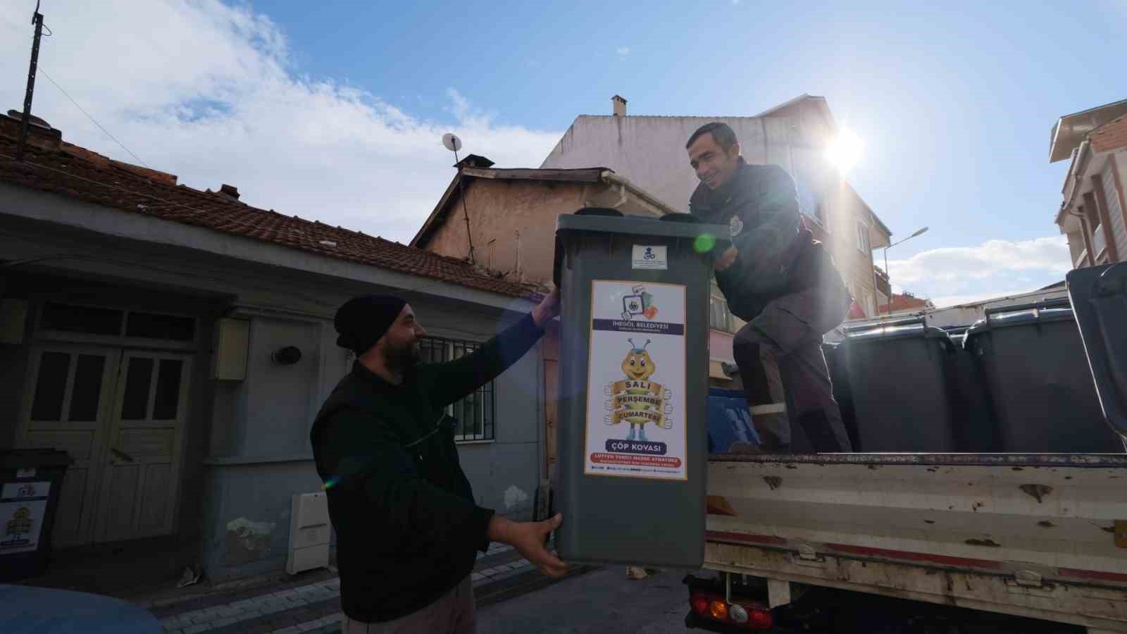 İnegöl belediyesi, geri dönüşümle 128 bin ağacın kesilmesini önledi
