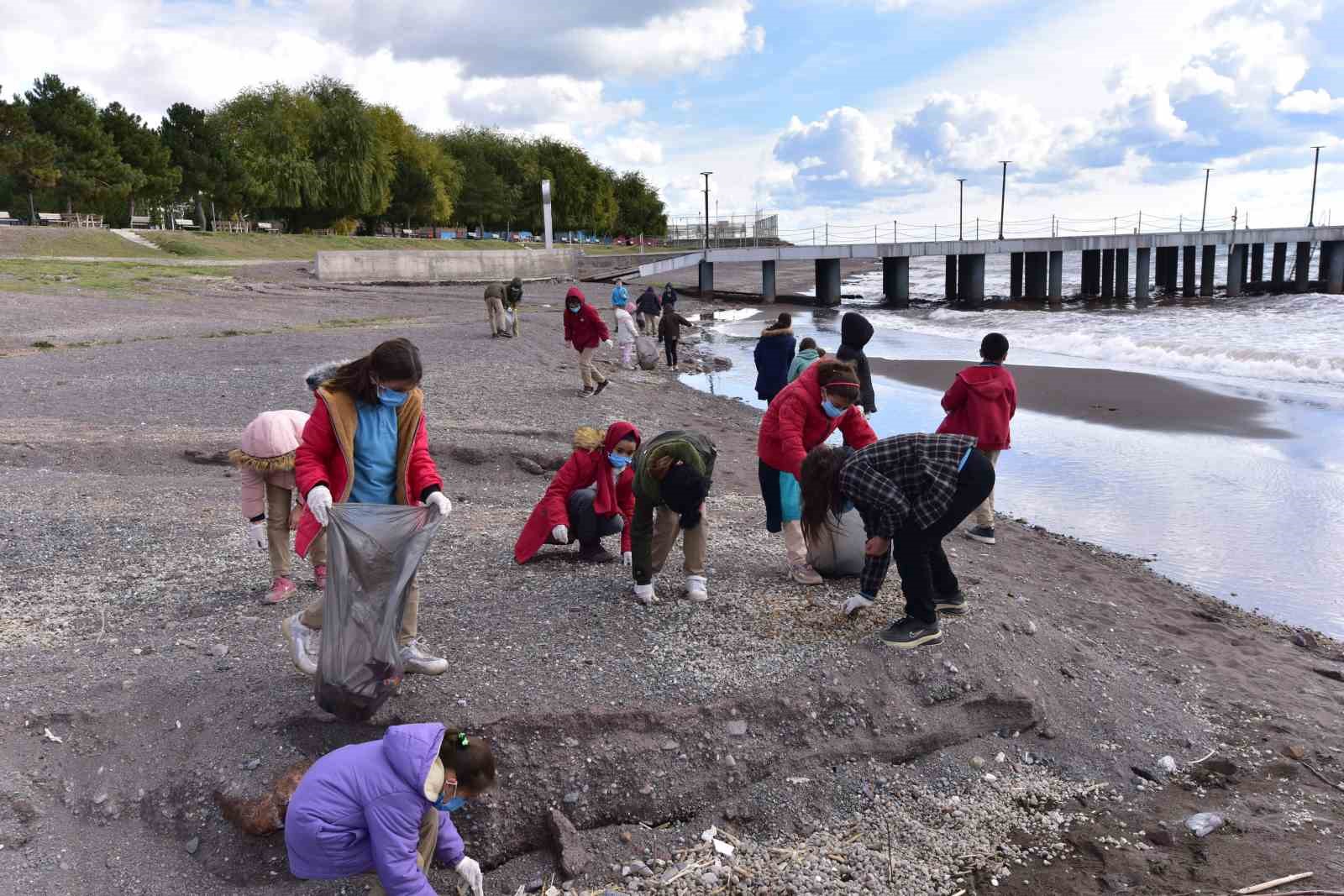 &Ouml;ğrencilerden Van G&ouml;l&uuml; sahilinde &ccedil;&ouml;p toplama etkinliği
