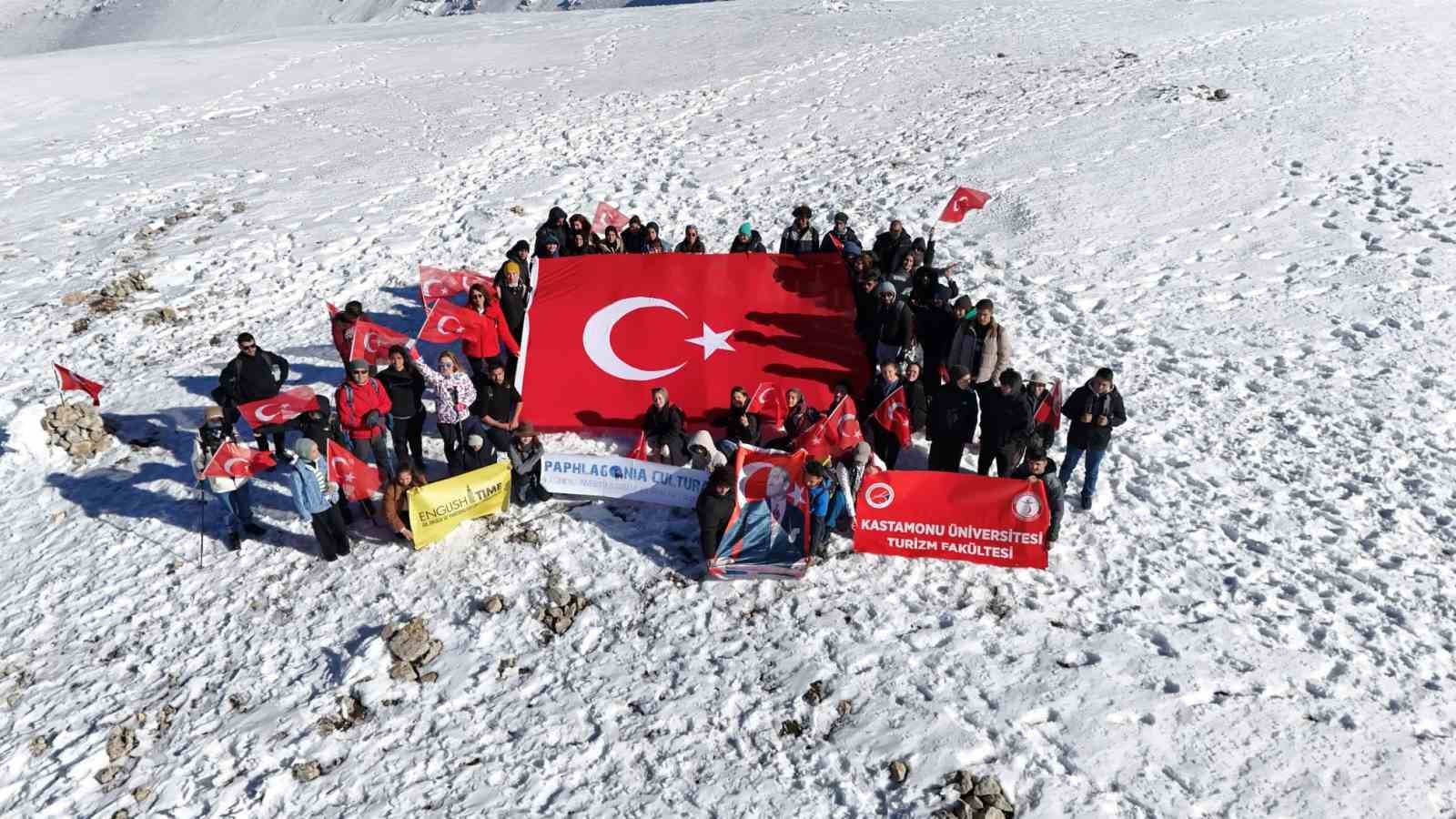 İstiklal Marşı’nı 2 bin 587 rakımlı dağın zirvesinde okuyup Cumhuriyet’in 101’nci yılını kutladılar