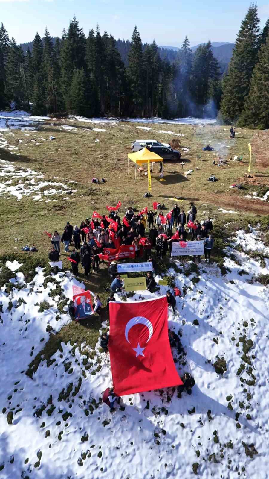 İstiklal Marşı’nı 2 bin 587 rakımlı dağın zirvesinde okuyup Cumhuriyet’in 101’nci yılını kutladılar
