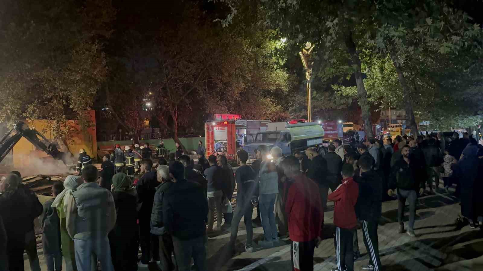 Palet deposunda &ccedil;ıkan b&uuml;y&uuml;k yangın 1 saatte s&ouml;nd&uuml;r&uuml;ld&uuml;
