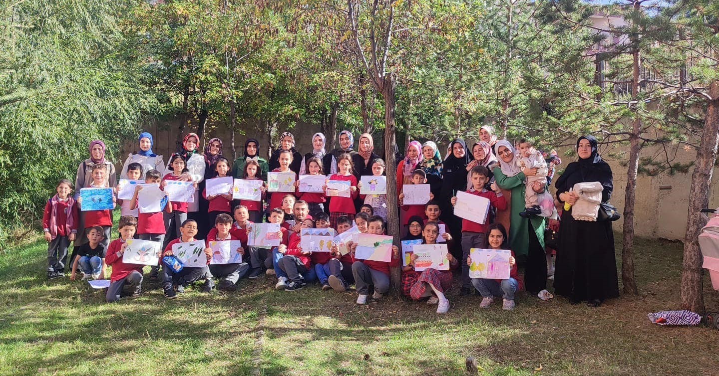 Anneler ve çocuklar birlikte resim yaptı
