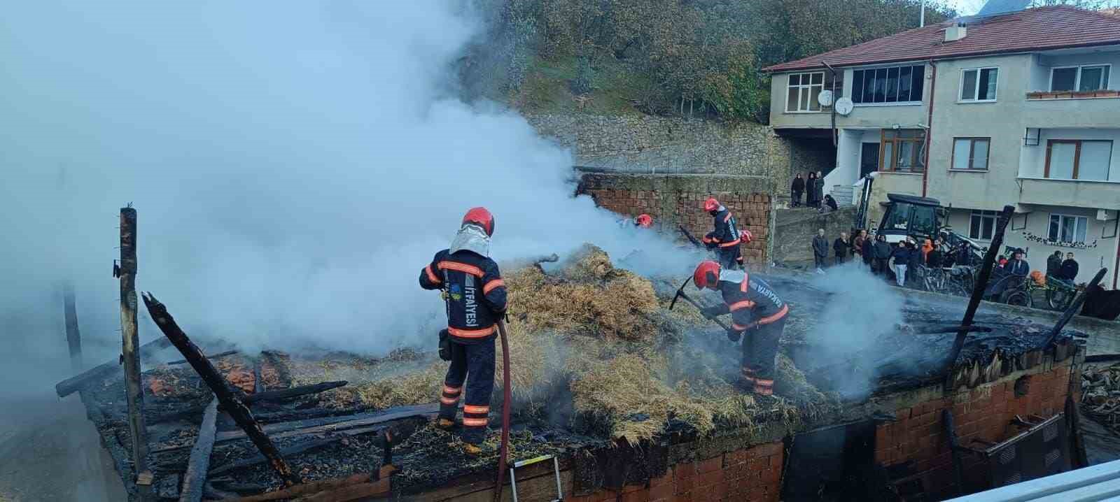 Samanlıkta başlayan yangın iki traktörün kül olmasına sebep oldu
