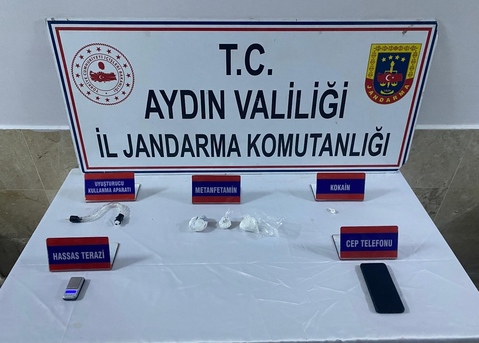 Uyuşturucu ile taksiye binen kadın, jandarmadan kaçamadı