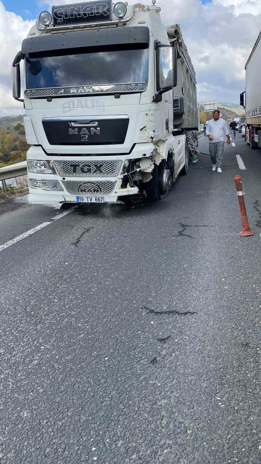 Bilecik&rsquo;te meydana gelen trafik kazasında 1&rsquo;i ağır 2 kişi yaralandı
