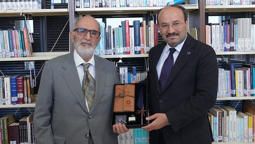 ETÜ Kütüphanesi, Prof. Dr. Turgut Karabey’in kitap bağışı ile akademik mirasını güçlendiriyor
