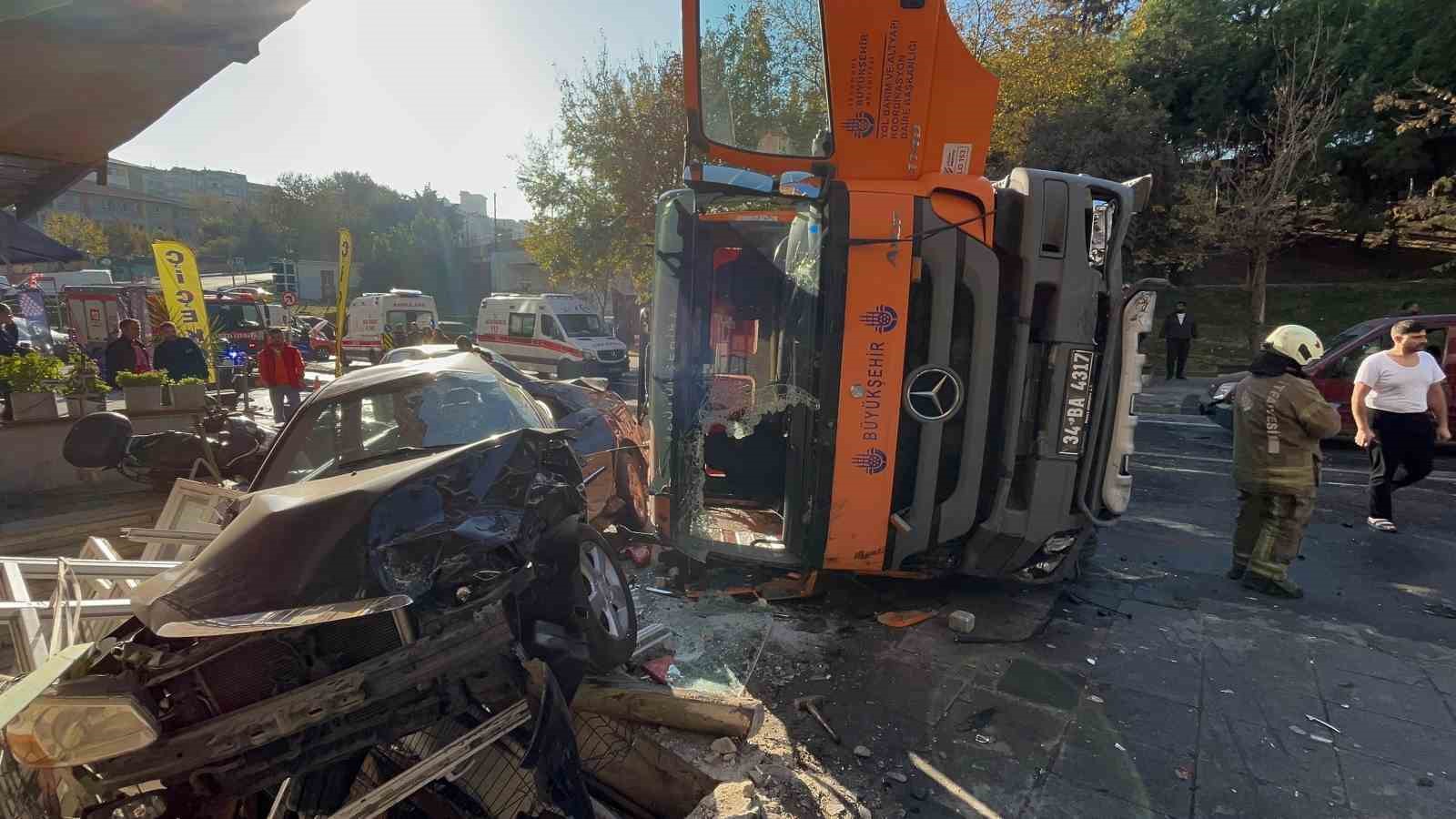 Bayrampaşa’da İSTAÇ tankeri araçları ezdi, 3 kişinin ölümden döndüğü kaza anı kameraya yansıdı: 5 yaralı
