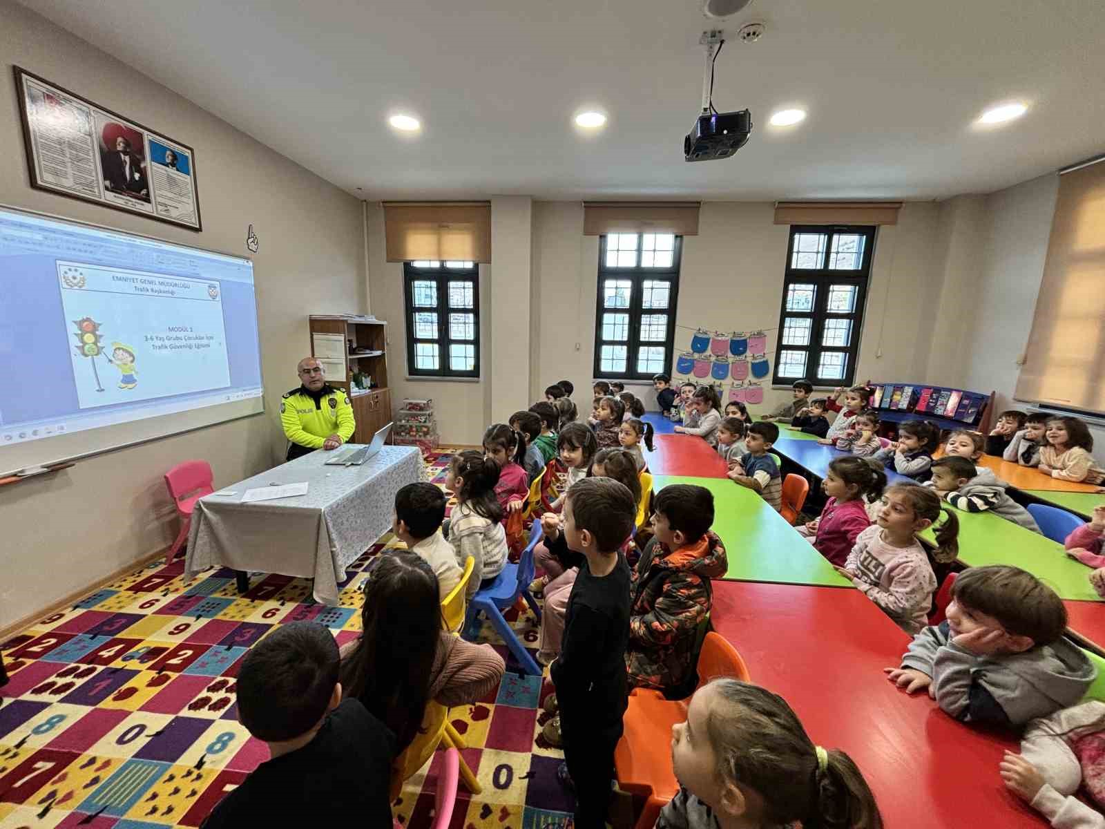 Geleceğin sürücüleri minik öğrencilere trafik eğitimleri verildi