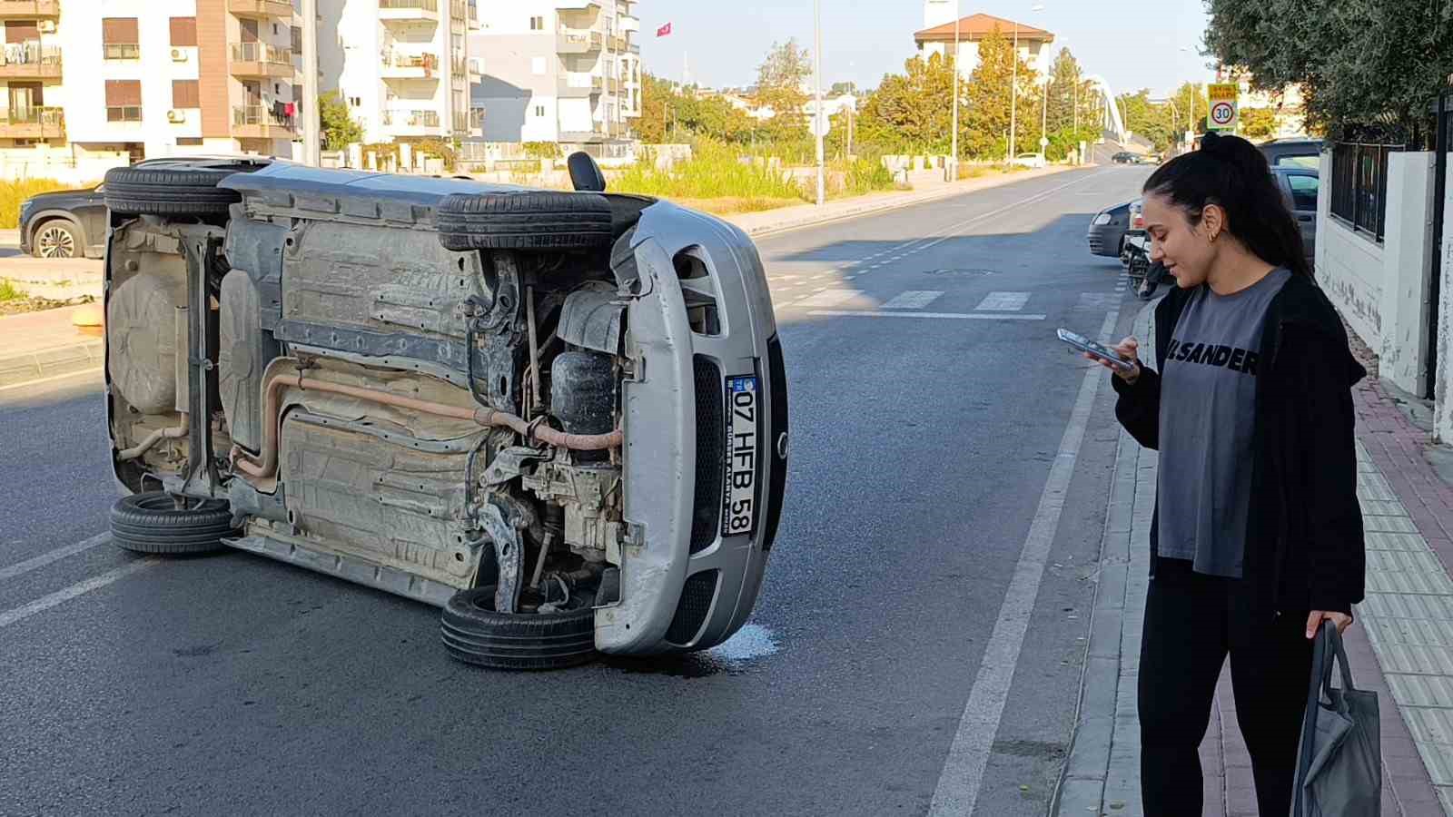 Devrilen otomobilden çıkan genç öğretmenin eğitim aşkı