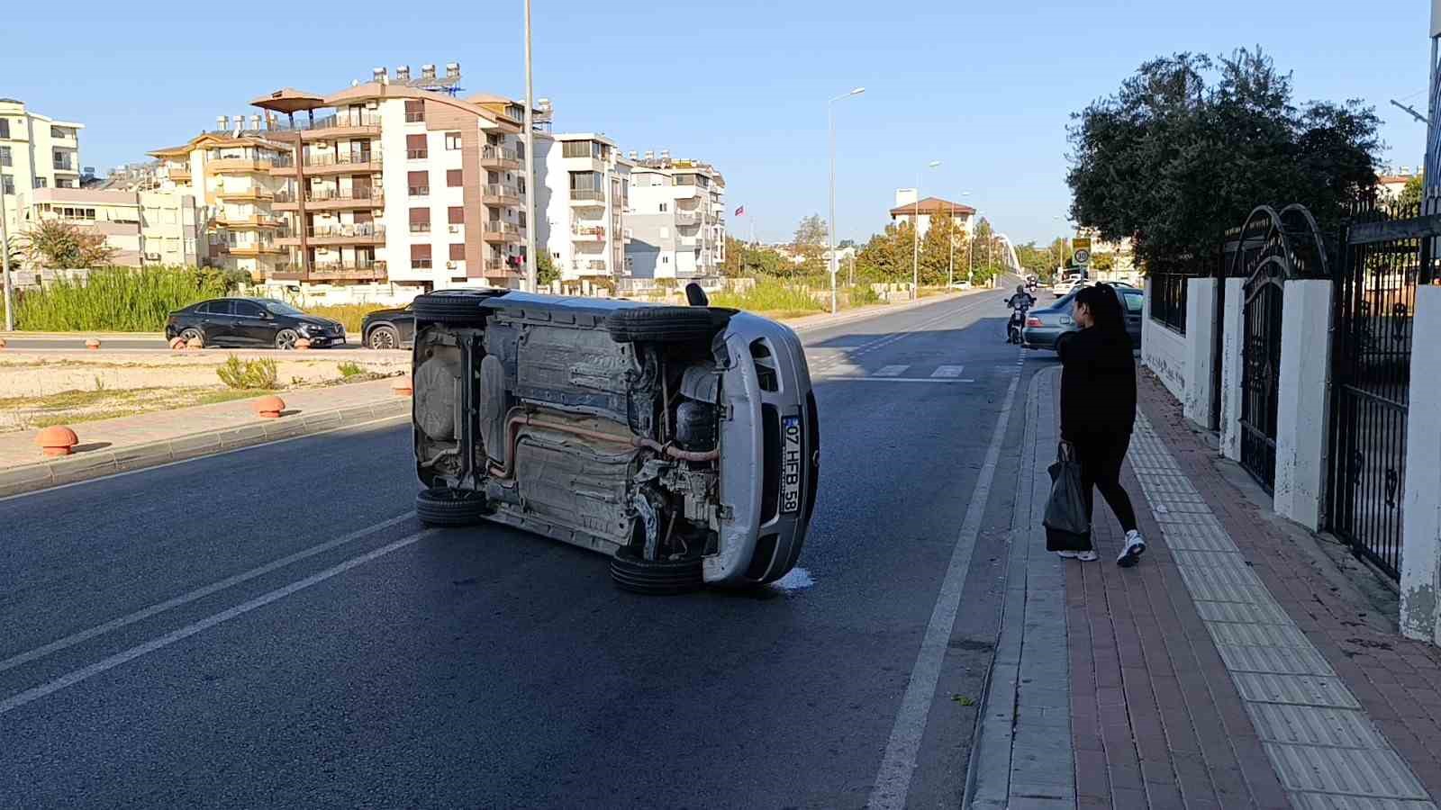 Devrilen otomobilden çıkan genç öğretmenin eğitim aşkı
