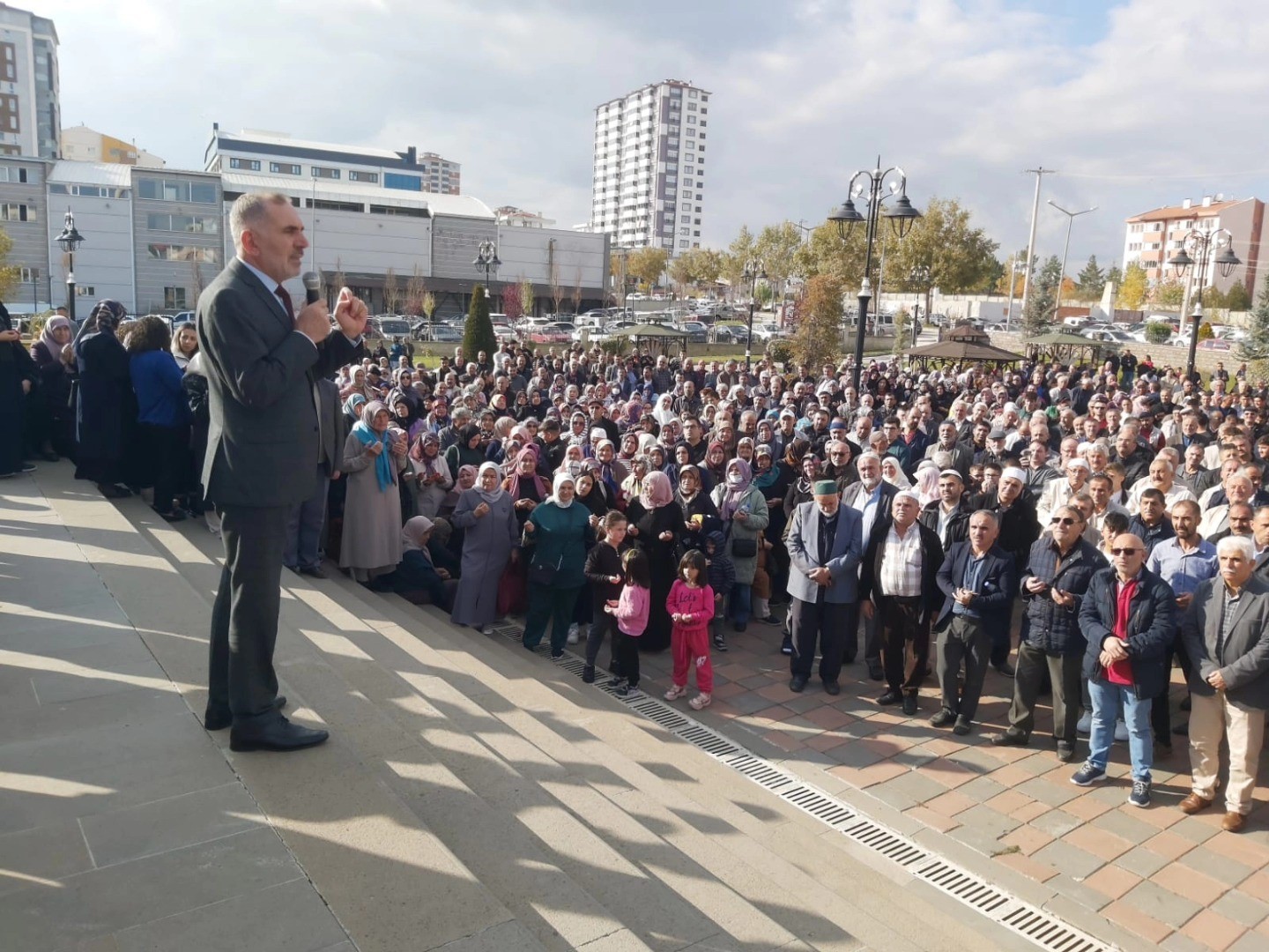 Kastamonu’dan kutsal topraklara giden umreciler dualarla uğurlandı
