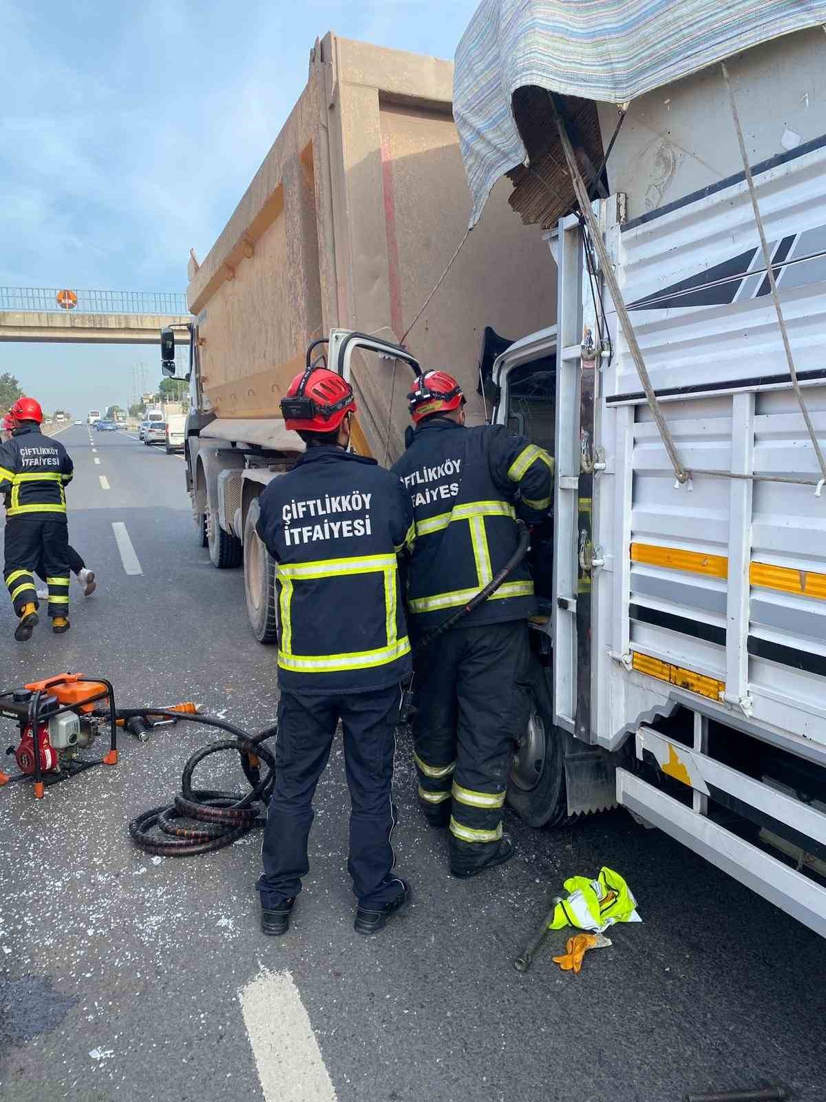 Yalova’da kamyonet kamyona arkadan çarptı: 1 yaralı
