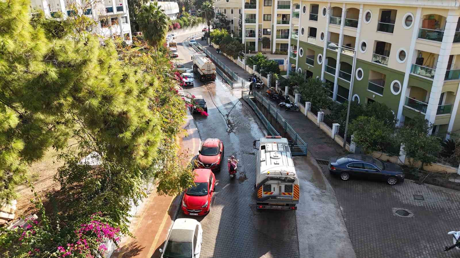 Marmaris’te temizlik çalışmaları sürüyor