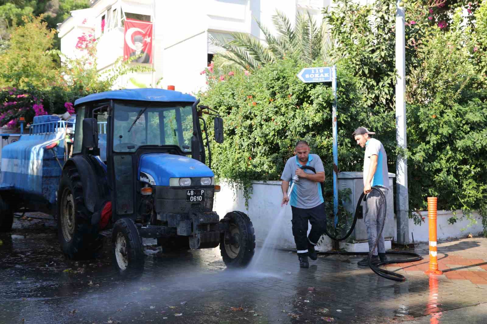 Marmaris’te temizlik çalışmaları sürüyor
