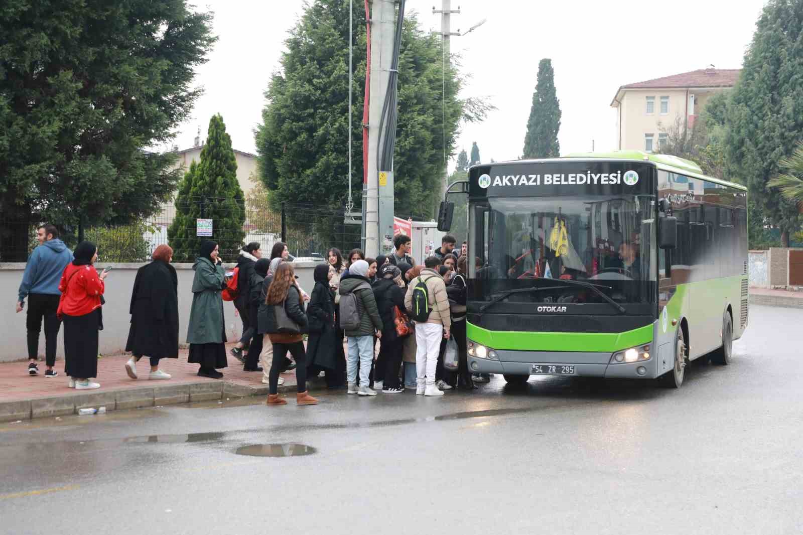 Akyazı’da üniversite öğrencilerine ücretsiz ulaşım başladı