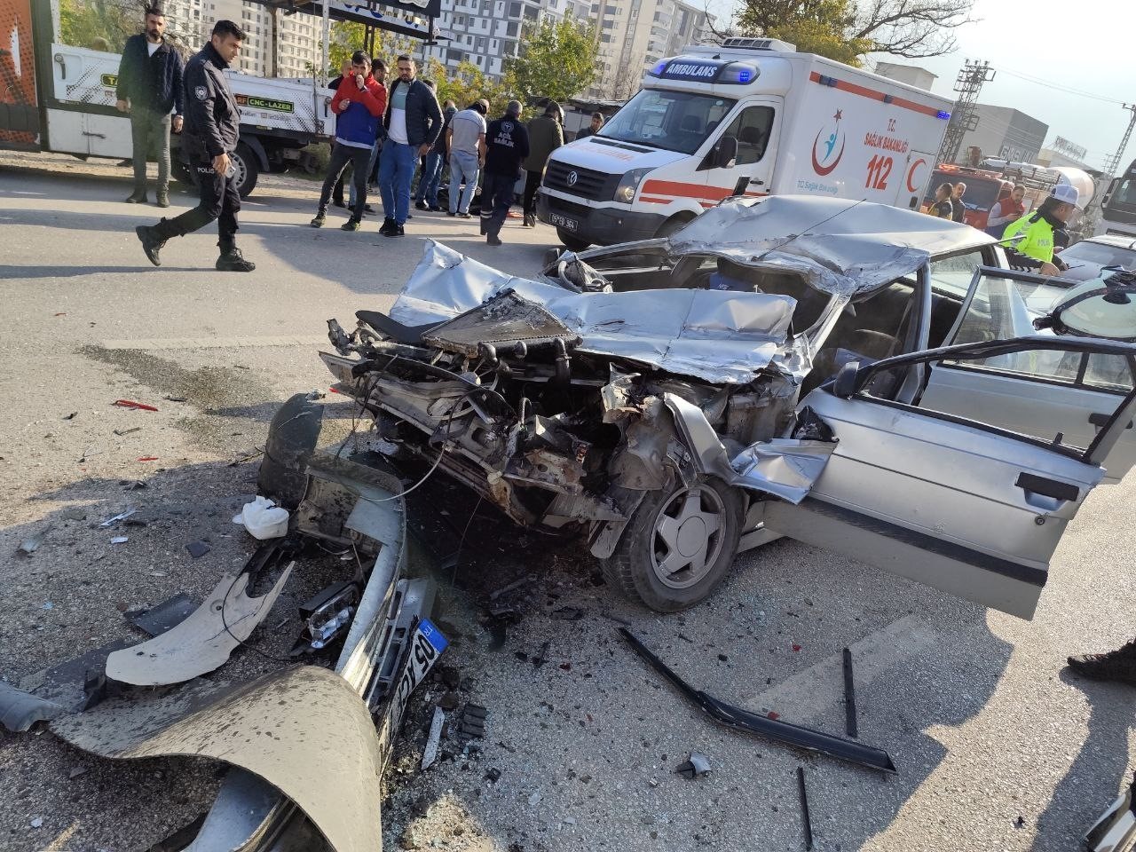 Amasya’da otomobil tır dorsesine çarptı: 1’i ağır 2 yaralı