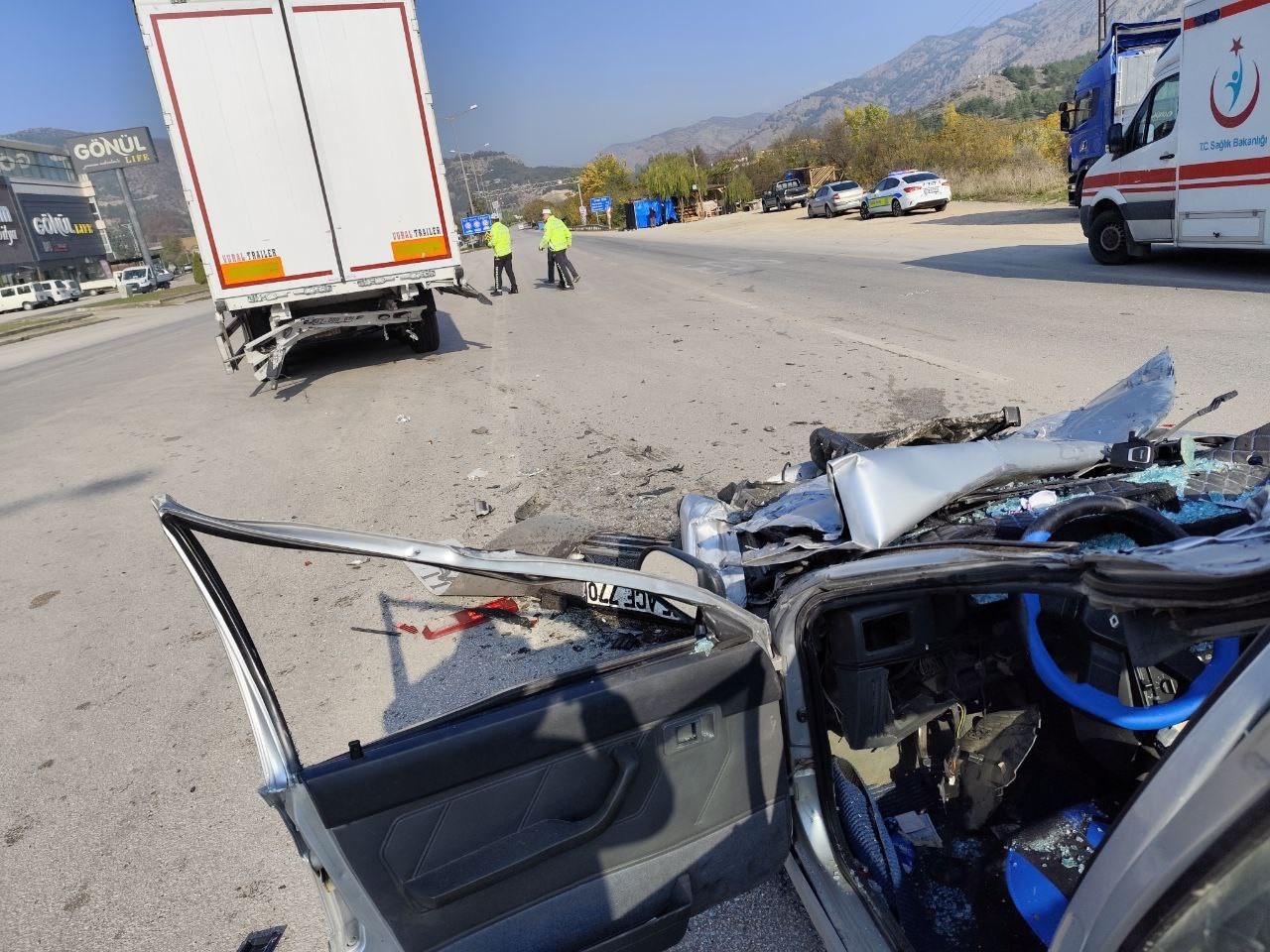 Amasya’da otomobil tır dorsesine çarptı: 1’i ağır 2 yaralı
