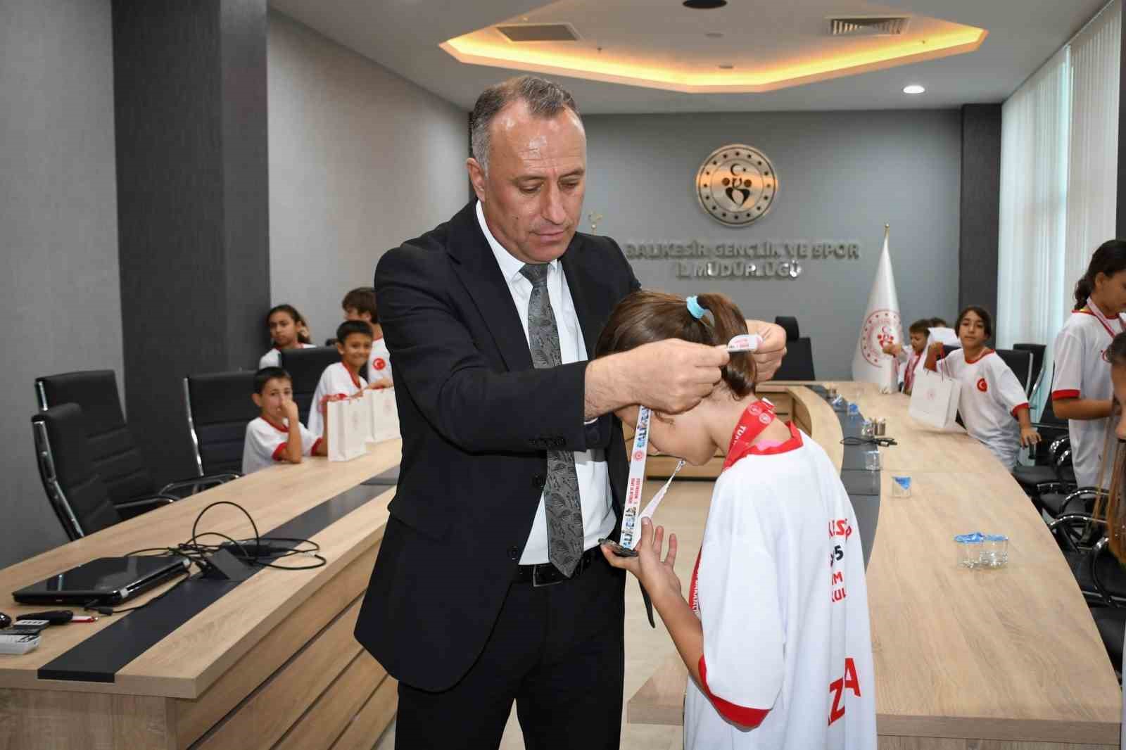 Taekwondo ve Yüzme Sporcuları, Balıkesir’de Ödüllendirildi