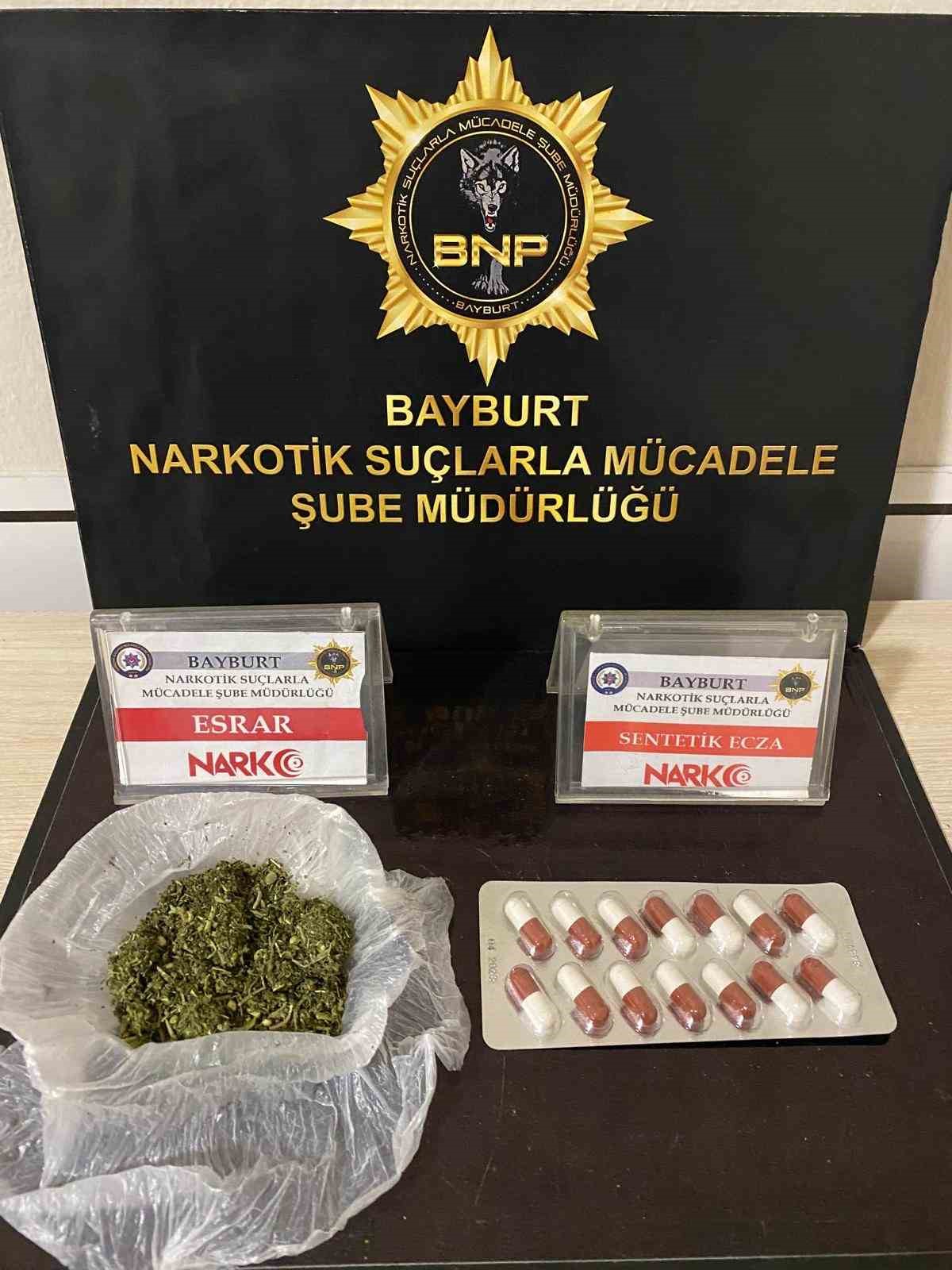 Bayburt’ta şüpheli hareketler sergileyen 2 şahısın üzerinden uyuşturucu madde çıktı