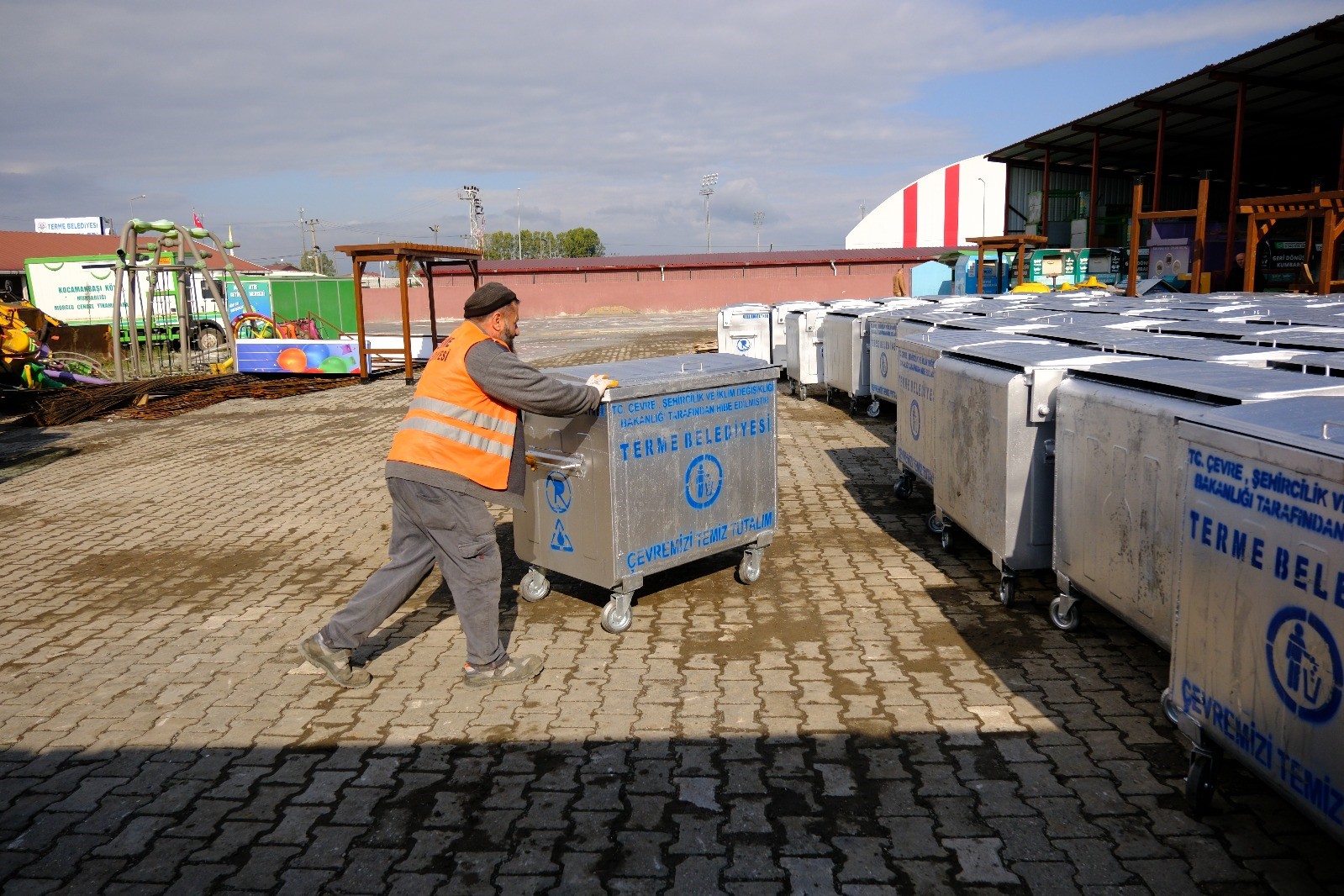 Terme&rsquo;de hedef her mahalleye &ccedil;&ouml;p konteyneri
