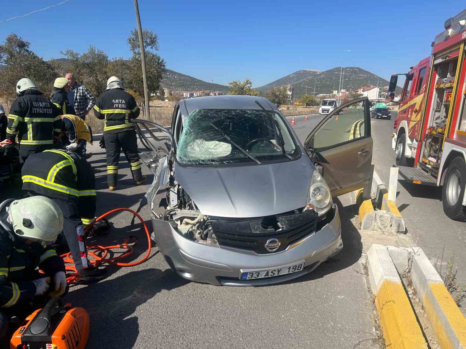 Isparta’da kontrolden çıkan otomobil elektrik direğine çarptı: 2 yaralı
