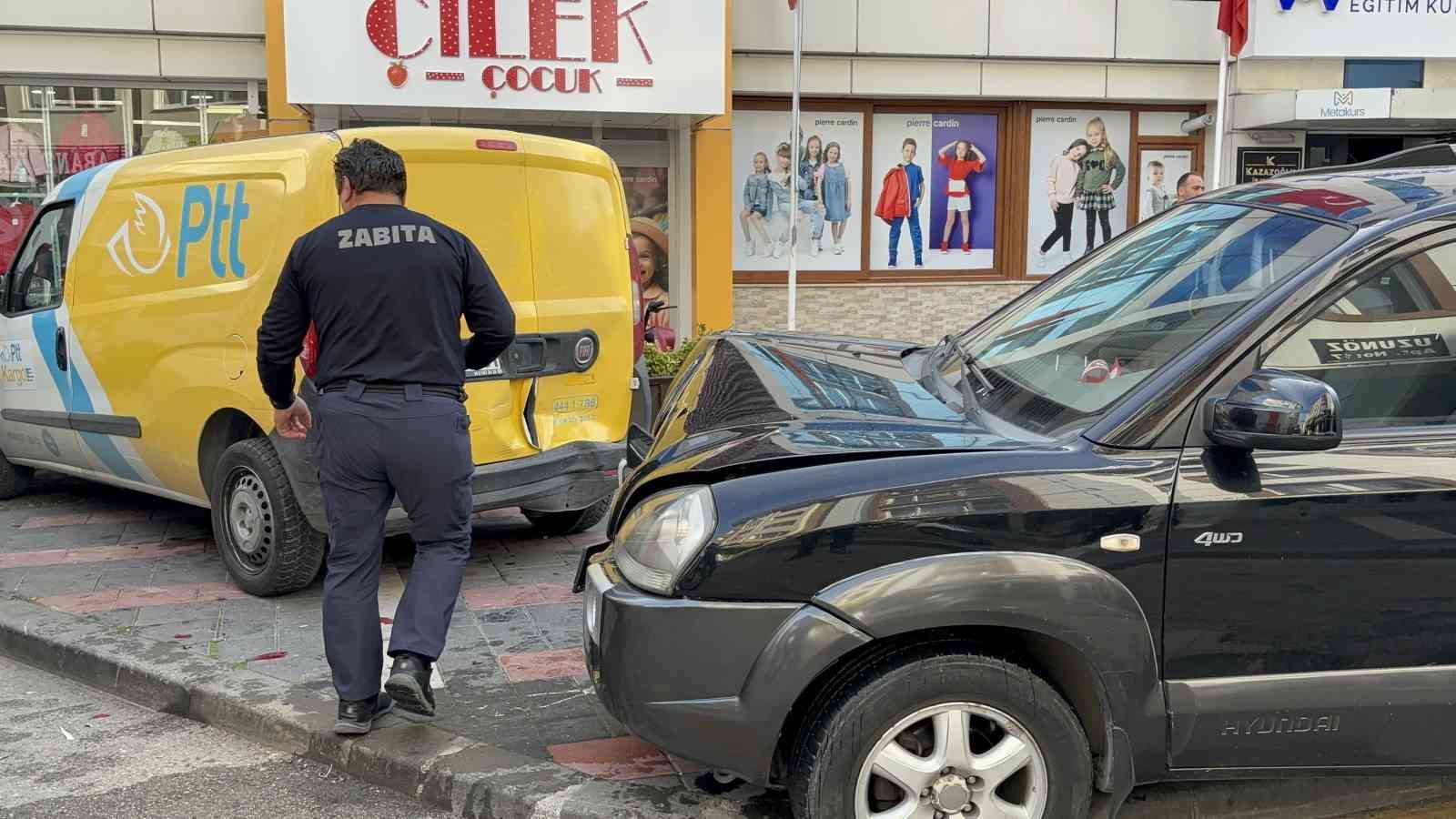 Sürücüsü rahatsızlanan cip, 7 araca ve kafenin masalarına çarptı: 2 kişi hafif yaralandı