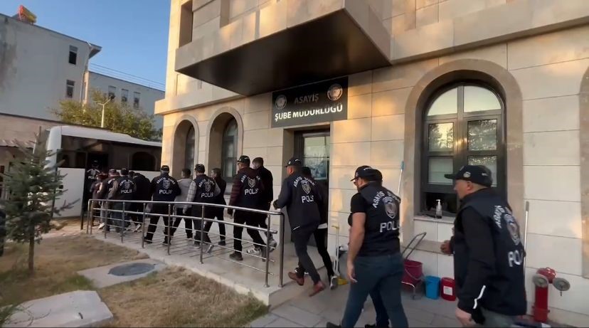 FET&Ouml; yalanıyla 1 yıl kandırdıkları emekli &ouml;ğretmeni 71 milyon dolandırdılar
