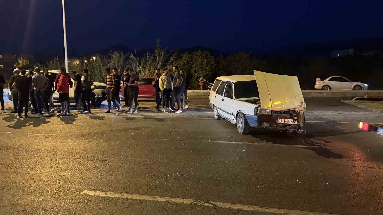 Alkoll&uuml; s&uuml;r&uuml;c&uuml; kazaya neden oldu, ara&ccedil;lar birbirine girdi
