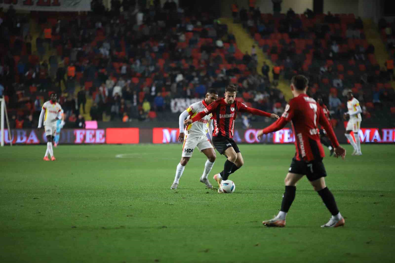 Trendyol Süper Lig: Gaziantep FK: 0 - Göztepe: 0 (İlk yarı)
