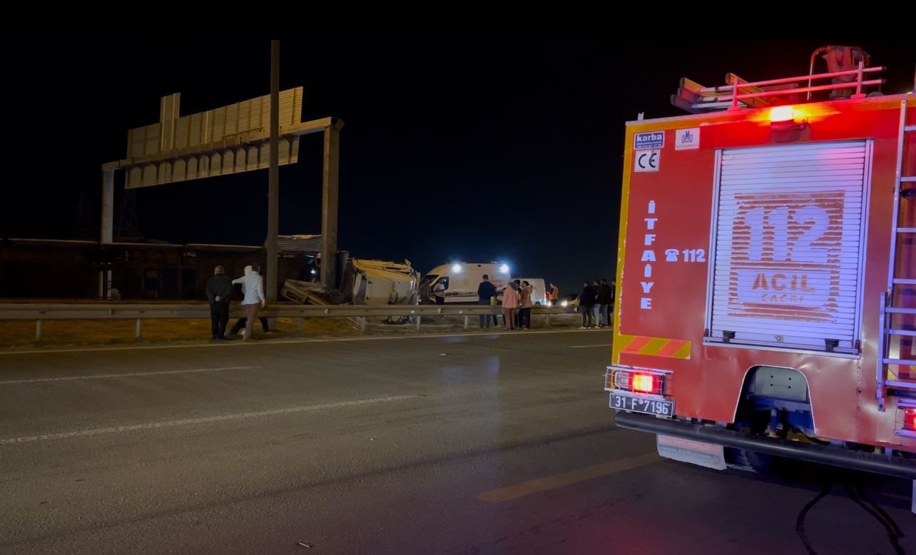 Refüje çarpan tır yan yattı, kasasındaki araçlar yola savruldu
