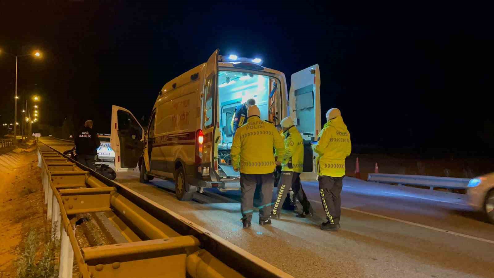 Kontrolden &ccedil;ıkan motosiklet bariyerlere &ccedil;arptı, s&uuml;r&uuml;c&uuml; &ouml;l&uuml;mden d&ouml;nd&uuml;
