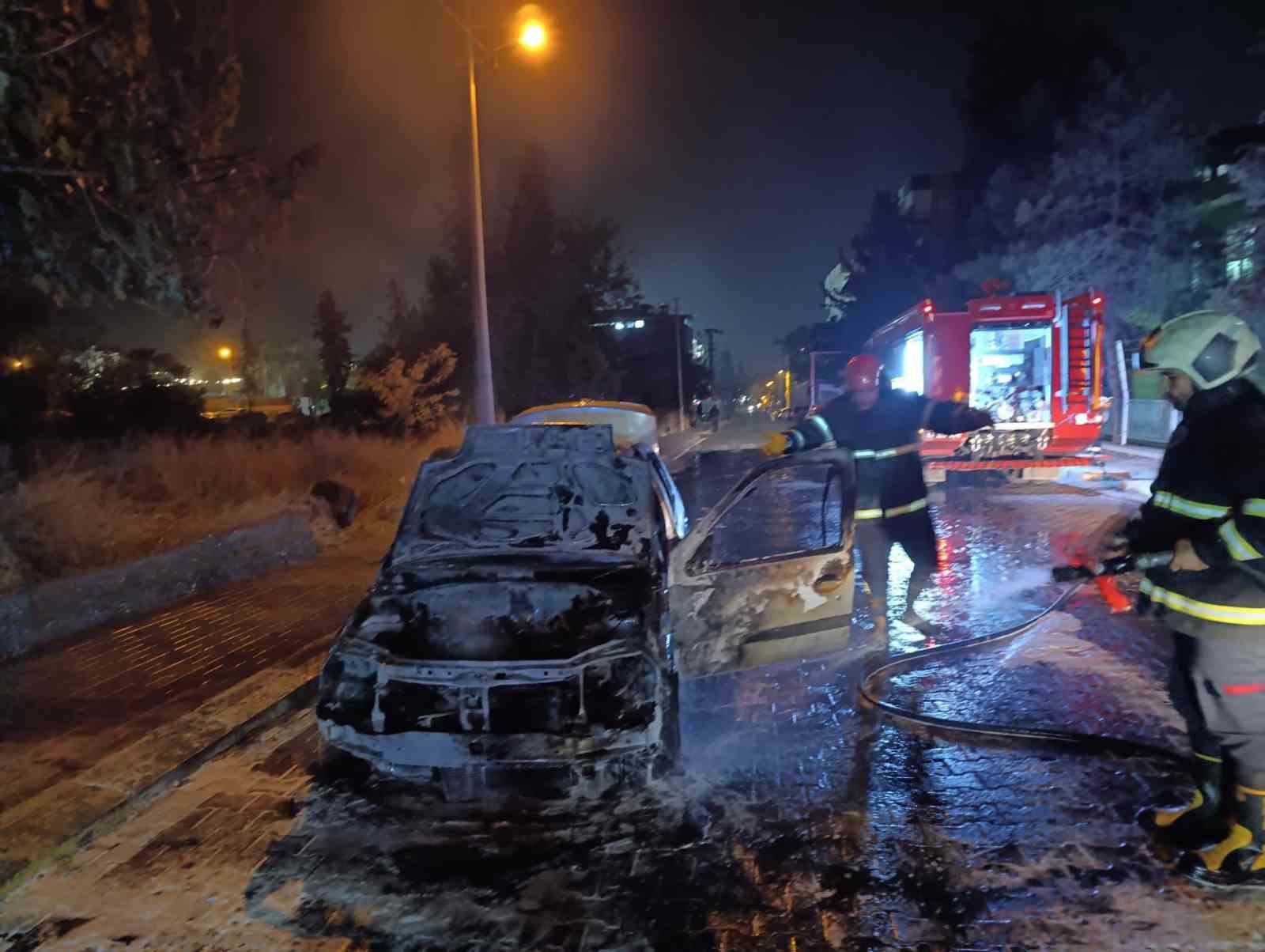 Şanlıurfa’da otomobil alev alev yandı