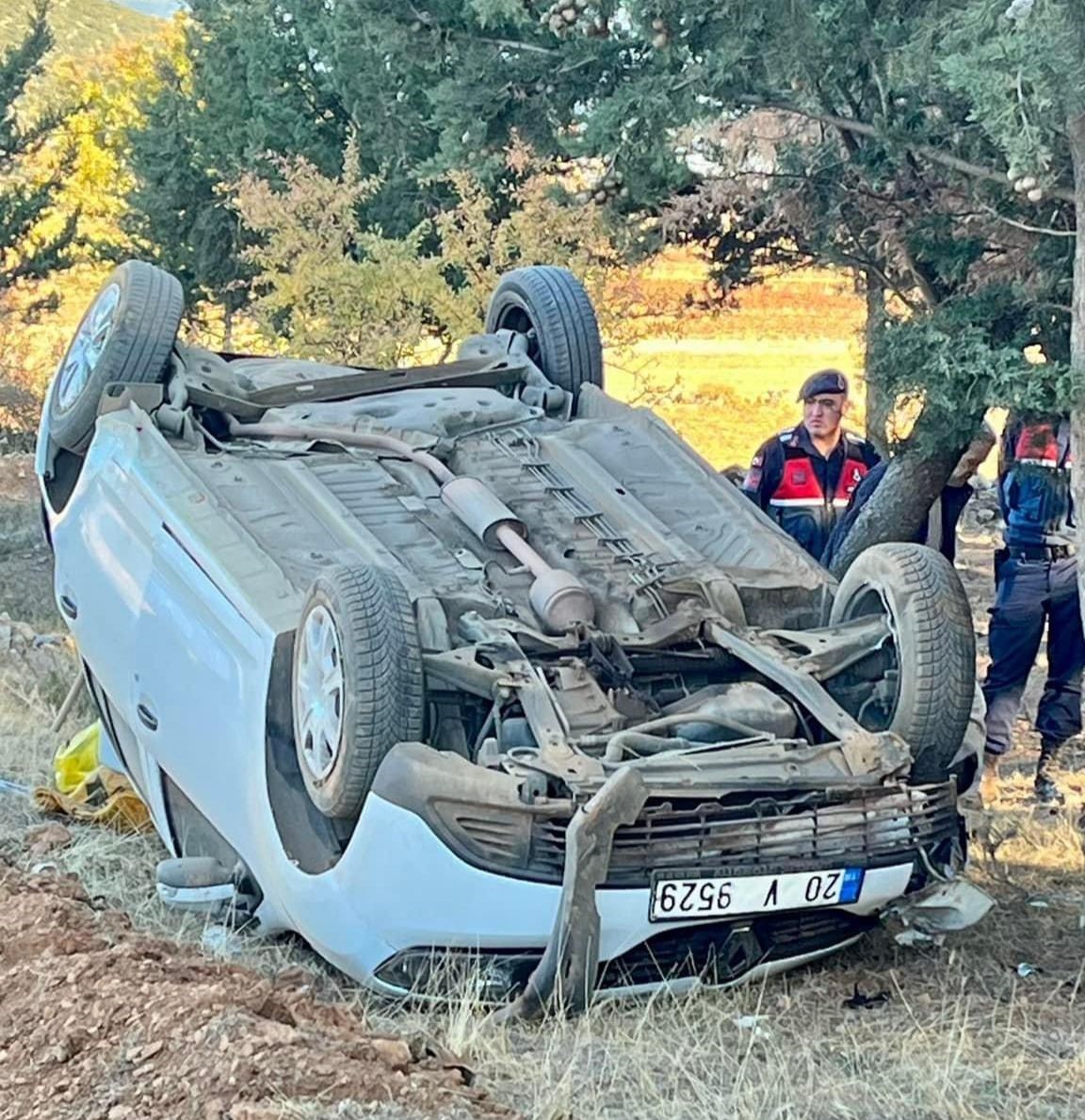 Virajı alamayan araç takla attı; 2 yaralı
