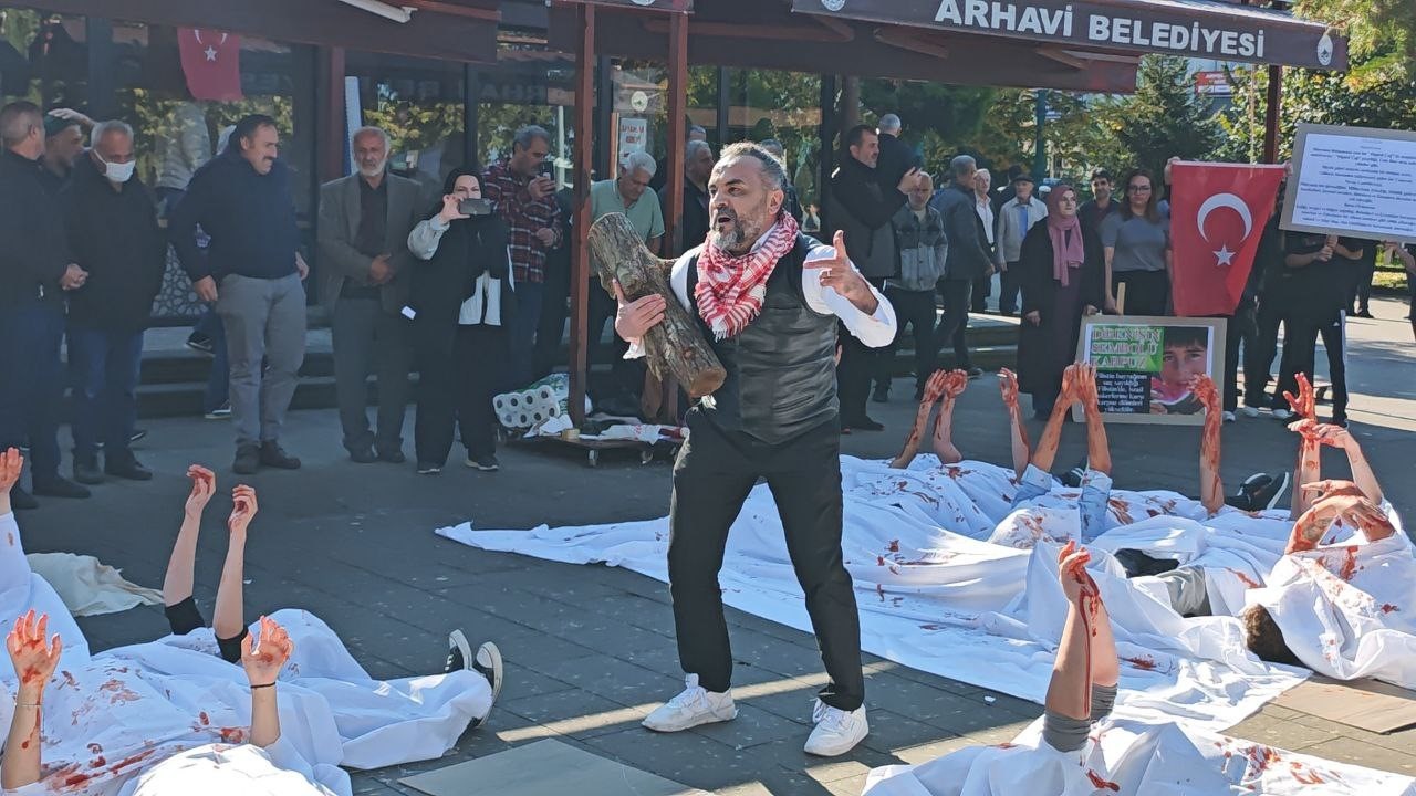 Artvin’de üniversite öğrencilerinden Filistinli çocuklar için kefenli protesto
