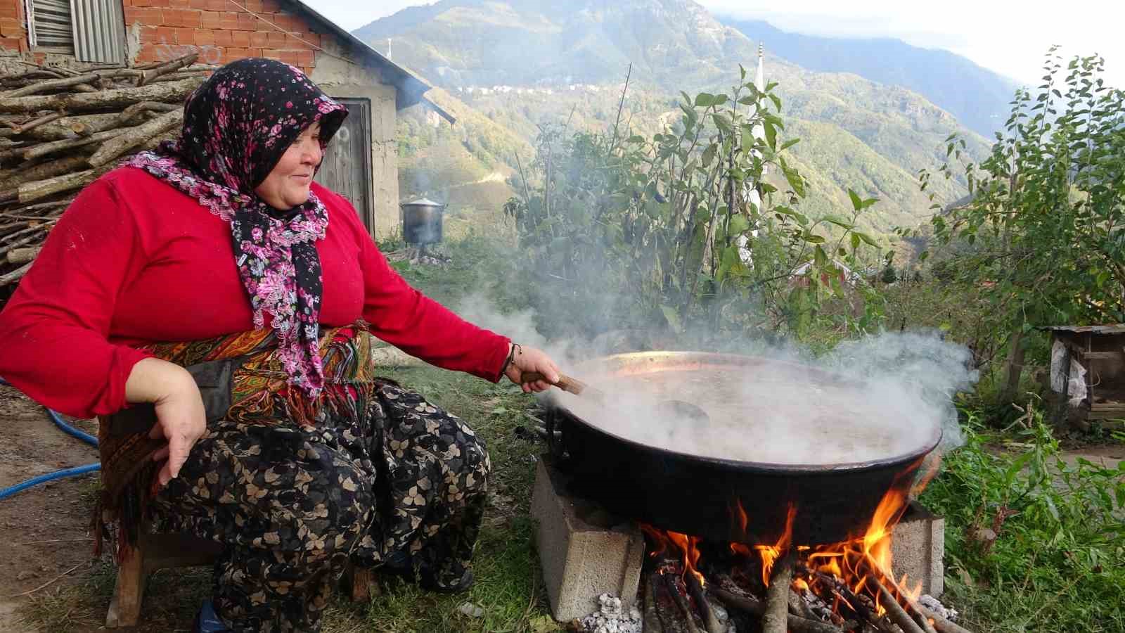 Hem pekmez ihtiyaçlarını karşılıyorlar hem de kendilerine ekonomik gelir sağlıyorlar