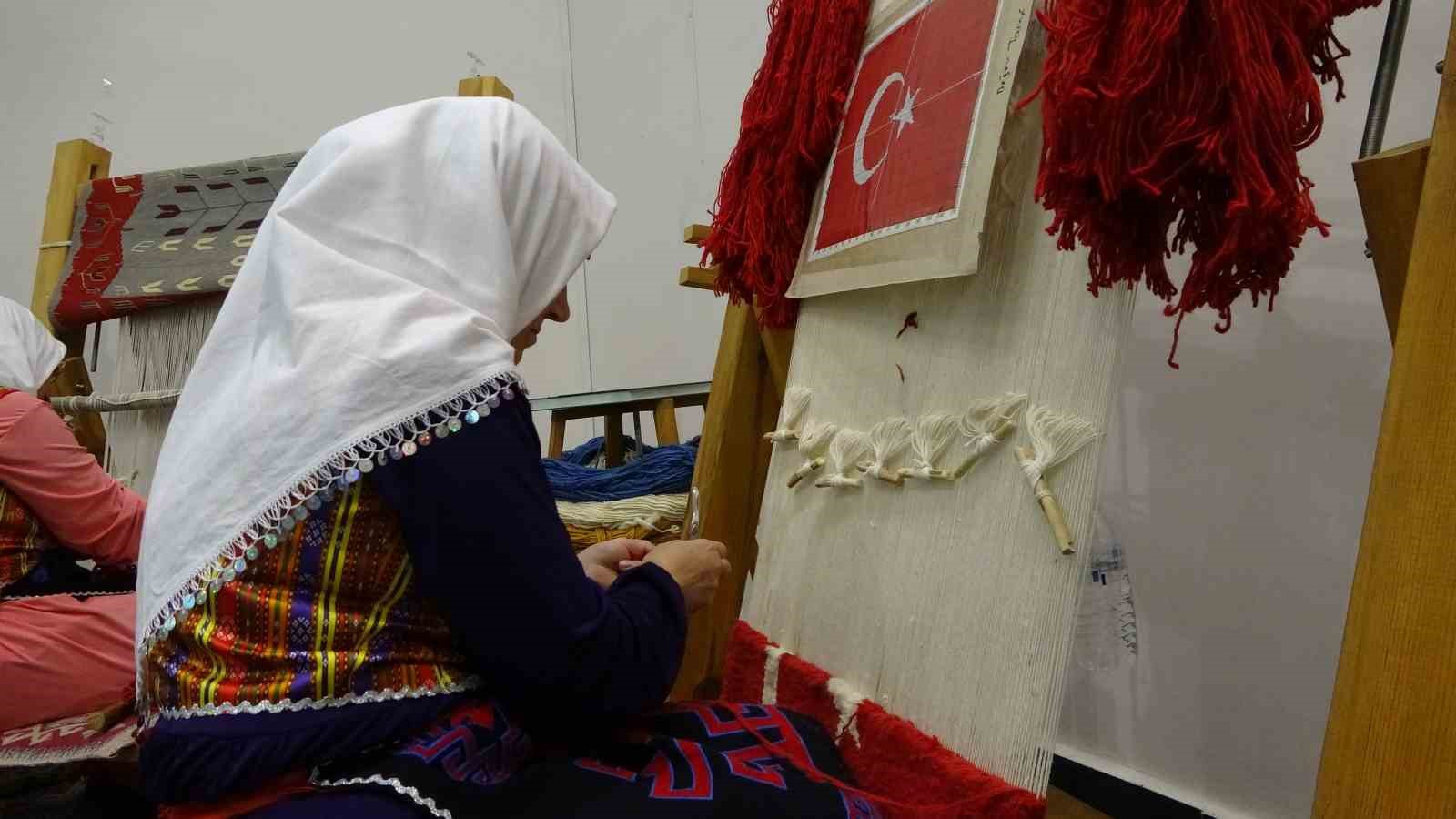 Uşak’ta &quot;Türk Düğümlü Halılar Atlası&quot; projesi semineri gerçekleşti