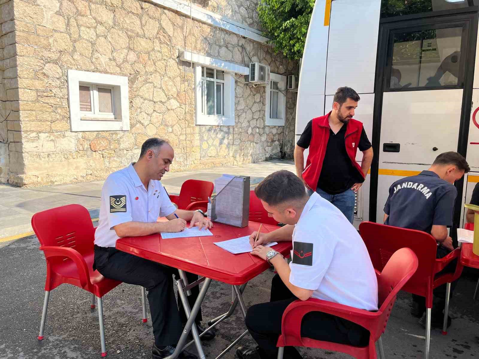 Mersin’de jandarmadan kan bağışına destek
