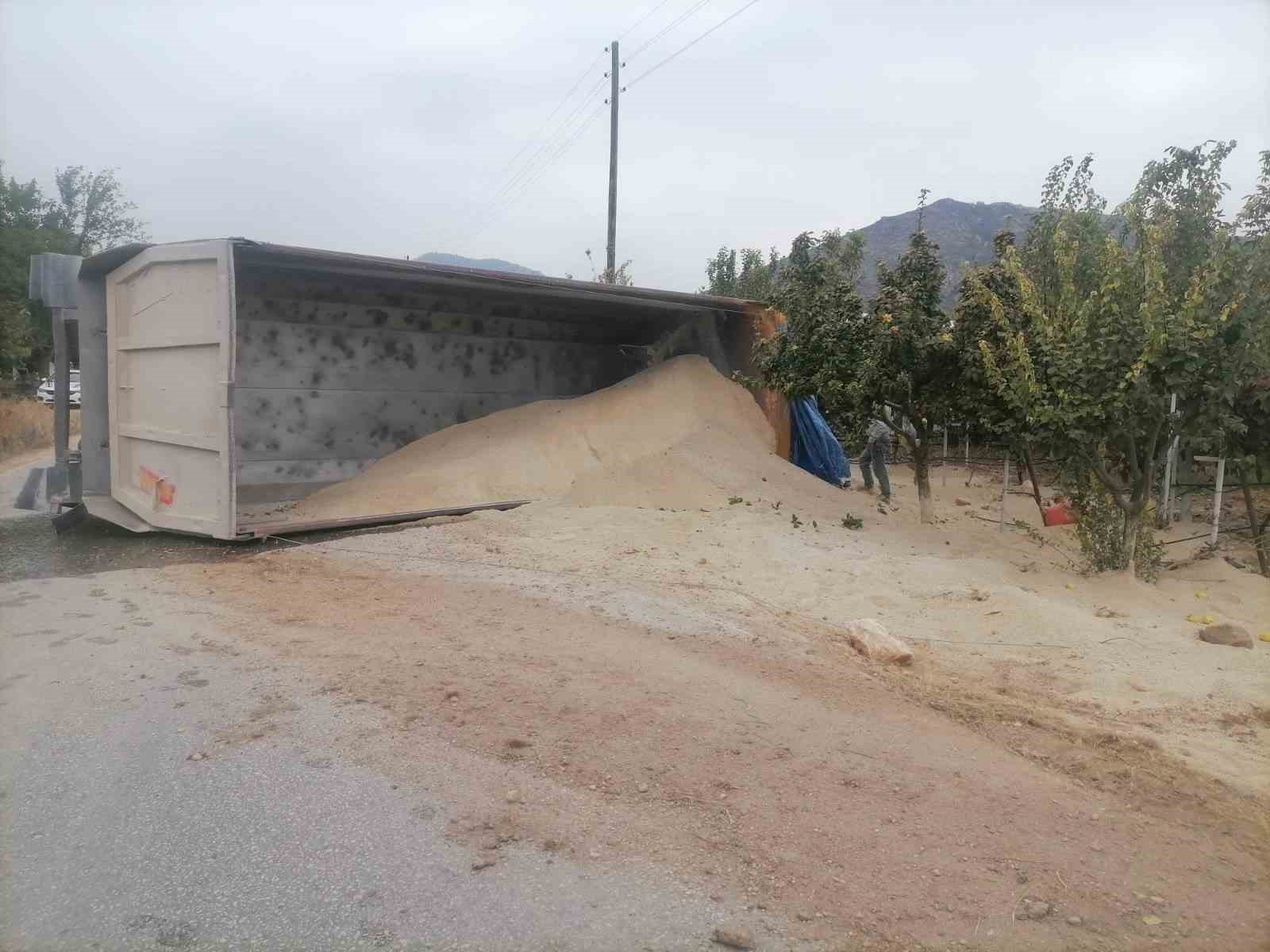 Bilecik&rsquo;te virajı alamayan kamyon devrilirken, s&uuml;r&uuml;c&uuml;s&uuml; yaralandı
