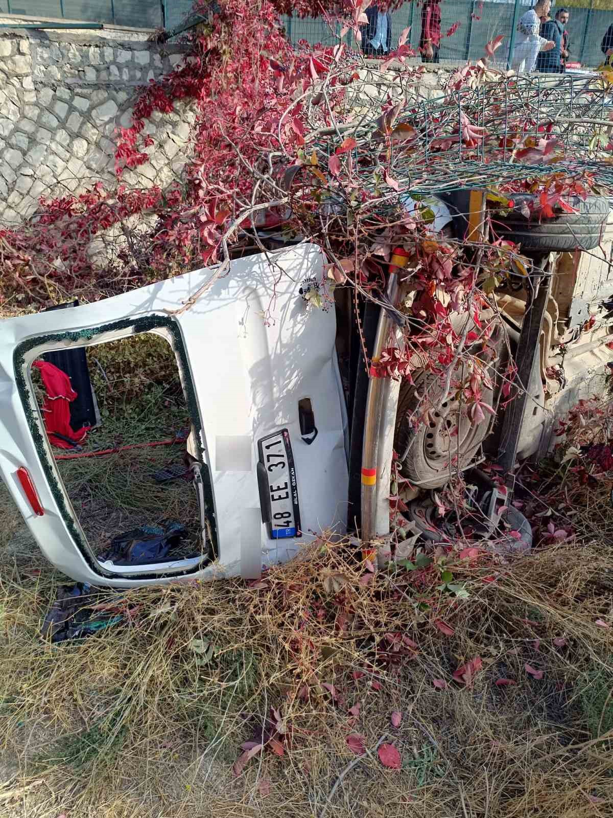 Mardin’de uçurumdan düşene hafif ticari araçtaki 2 kişi yaralandı