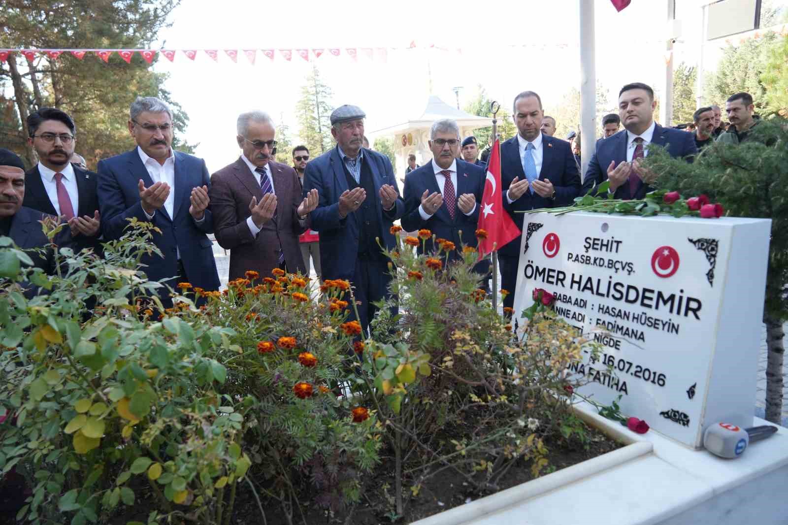 Bakan Uraloğlu, şehit Ömer Halisdemir’in kabrini ziyaret etti