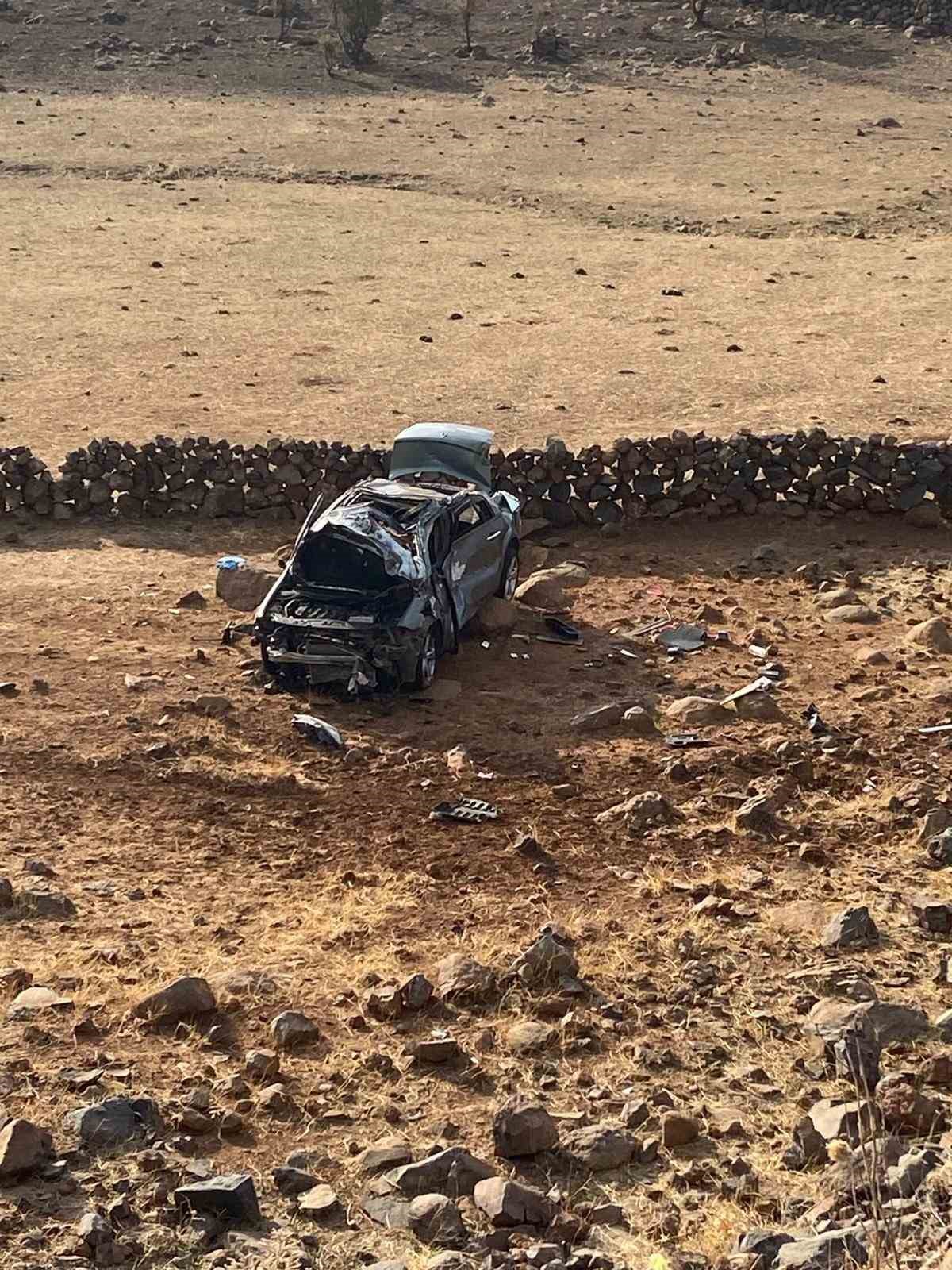 Diyarbakır’da hurdaya dönen otomobilde 2 kişi yaralandı