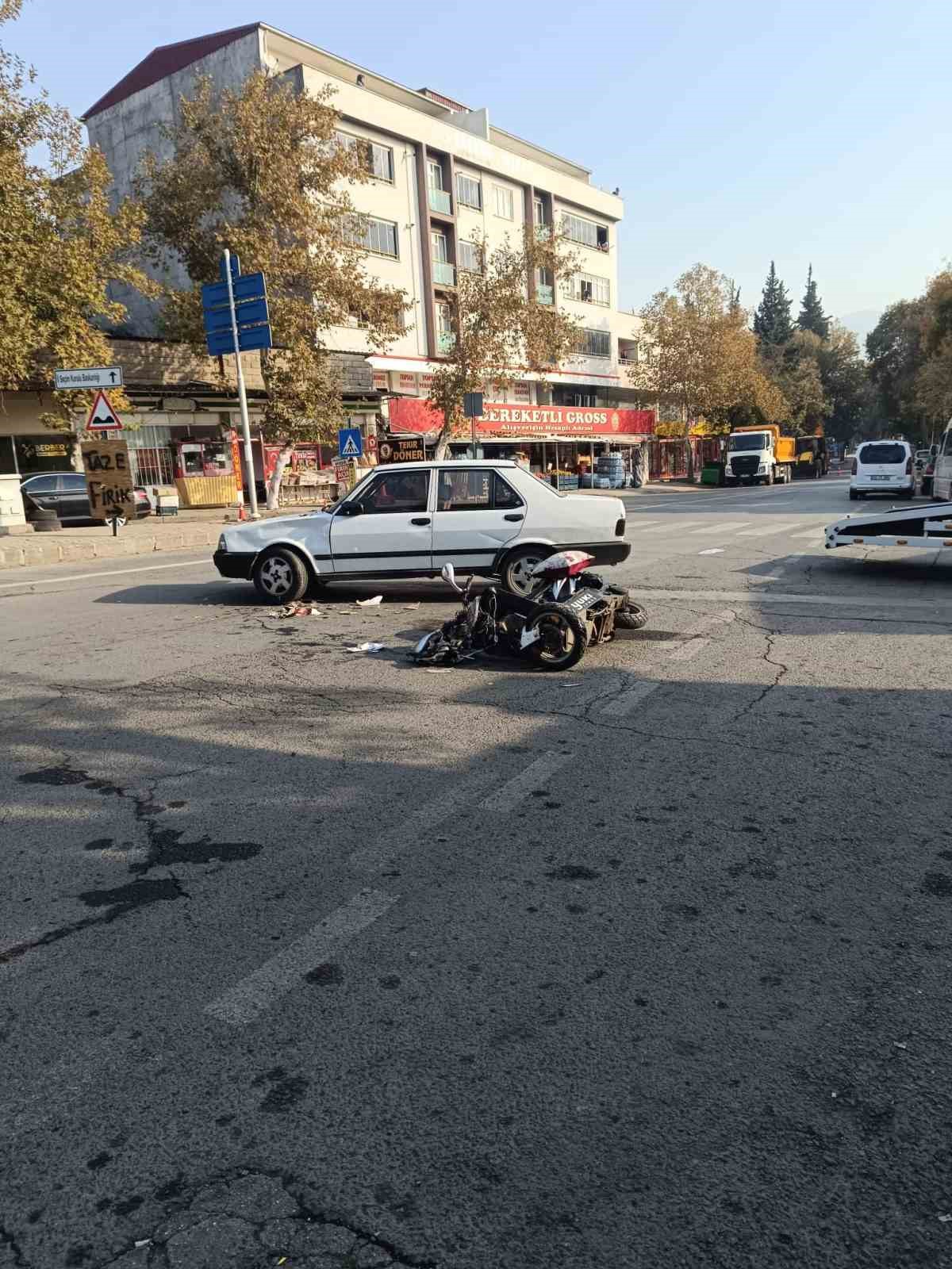 Ters yönden gelen otomobil motosiklete çarptı: 1 ölü
